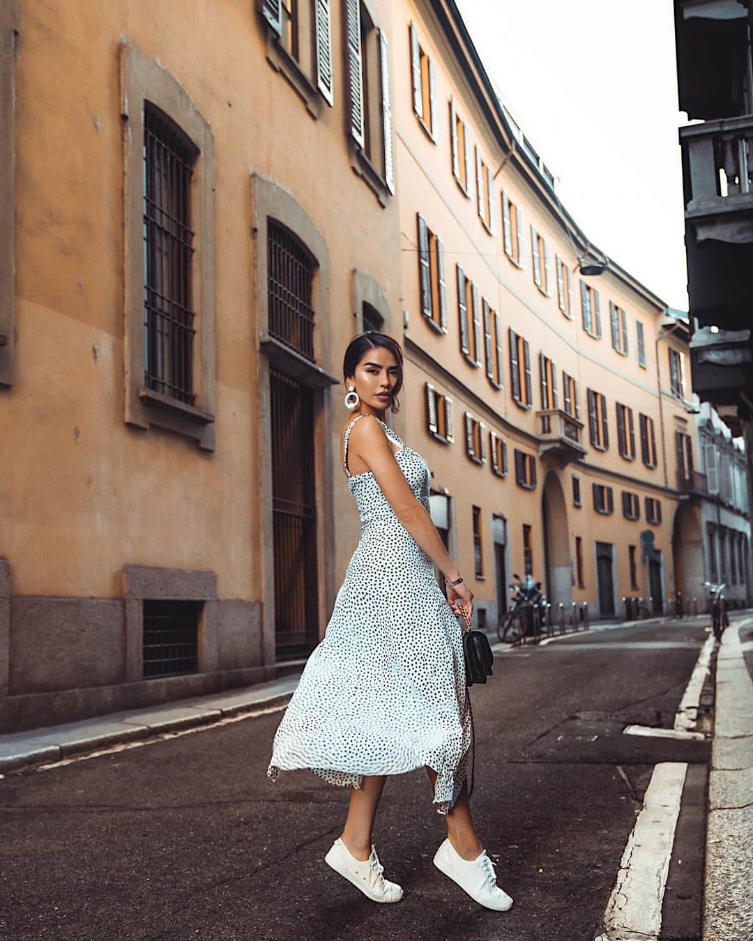 iluvsarahiiさんのインスタグラム写真 - (iluvsarahiiInstagram)「As my mom always says “ayyy karencita, siempre en la calle” ✌🏼 _______________________________________ Dress @zara  Sneakers @zimmermann」6月13日 23時01分 - iluvsarahii