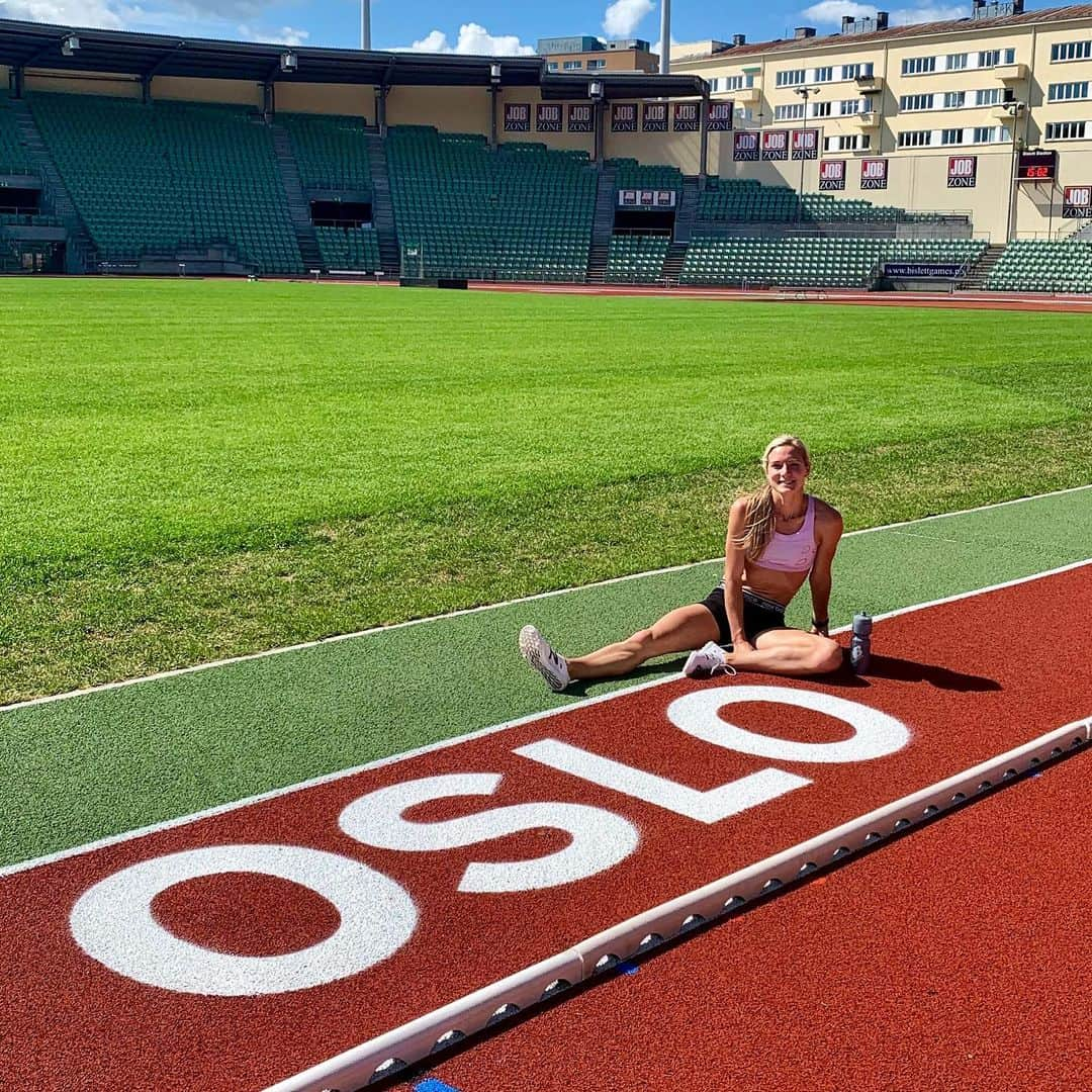 エマ・コバーンさんのインスタグラム写真 - (エマ・コバーンInstagram)「OSLO. Race day in Oslo. I’ll be racing the steeplechase at 9:10pm local time. Tune in to NBC Sports Gold to watch :) First steeple of the year, I’m ready to get this party started! @bislettgames #TeamNB #likeaboss #nbrunning #bislett #oslo」6月13日 23時11分 - emmacoburn