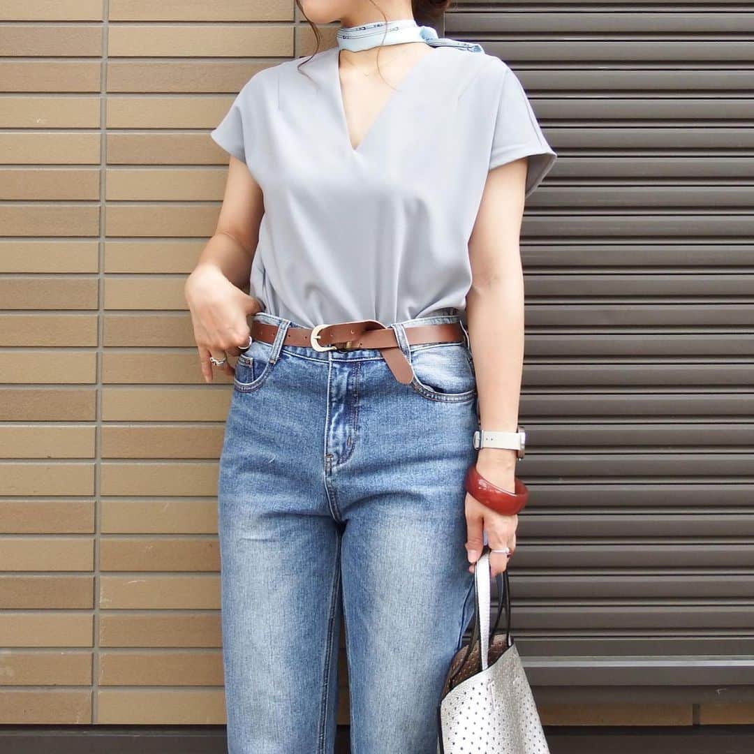 miho.a.nicoさんのインスタグラム写真 - (miho.a.nicoInstagram)「コーデの記録😊 ・ @urs_official さんの#Vネックフレンチスリーブブラウス ❤︎ Vネックが鎖骨を綺麗に見せてくれるシンプルなブラウスです😆 お色はブルーです💙グレーに近い、くすみがかったブルーです😊 ・ ・ tops#urs_styling#urs_official#ユアーズ ・ ・ #cordinate #outfit#instafashion #プチプラコーデ#コーデ#コーディネート#ママコーデ#ママファッション#今日のコーデ #ファッション#オトナカジュアル #ootd#ブラウス」6月13日 23時03分 - miho.a.nico