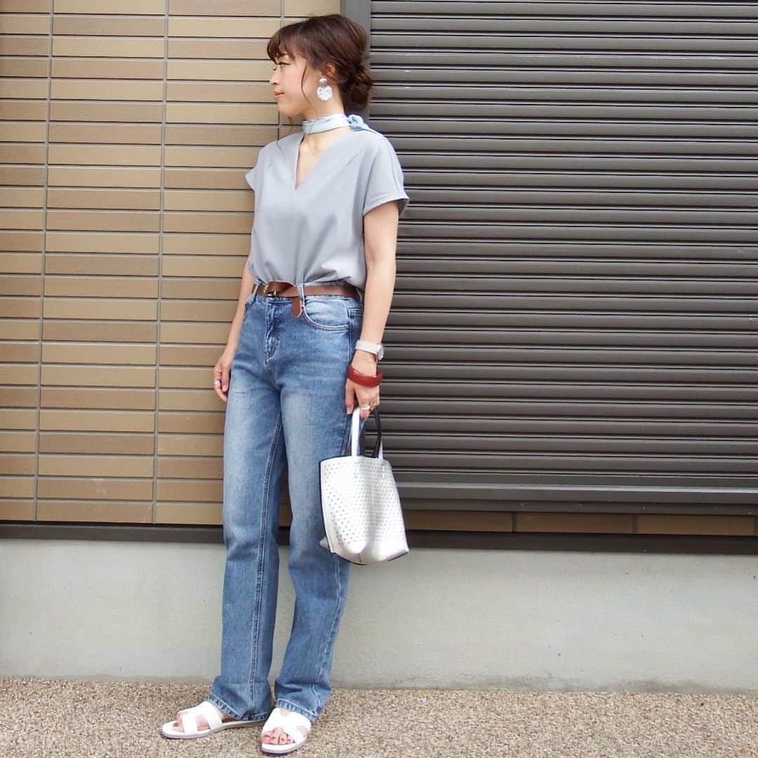 miho.a.nicoさんのインスタグラム写真 - (miho.a.nicoInstagram)「コーデの記録😊 ・ @urs_official さんの#Vネックフレンチスリーブブラウス ❤︎ Vネックが鎖骨を綺麗に見せてくれるシンプルなブラウスです😆 お色はブルーです💙グレーに近い、くすみがかったブルーです😊 ・ ・ tops#urs_styling#urs_official#ユアーズ ・ ・ #cordinate #outfit#instafashion #プチプラコーデ#コーデ#コーディネート#ママコーデ#ママファッション#今日のコーデ #ファッション#オトナカジュアル #ootd#ブラウス」6月13日 23時03分 - miho.a.nico