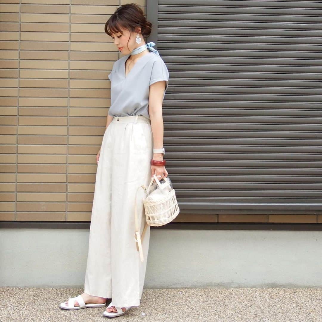 miho.a.nicoさんのインスタグラム写真 - (miho.a.nicoInstagram)「コーデの記録😊 ・ @urs_official さんの#Vネックフレンチスリーブブラウス ❤︎ Vネックが鎖骨を綺麗に見せてくれるシンプルなブラウスです😆 お色はブルーです💙グレーに近い、くすみがかったブルーです😊 ・ ・ tops#urs_styling#urs_official#ユアーズ ・ ・ #cordinate #outfit#instafashion #プチプラコーデ#コーデ#コーディネート#ママコーデ#ママファッション#今日のコーデ #ファッション#オトナカジュアル #ootd#ブラウス」6月13日 23時03分 - miho.a.nico