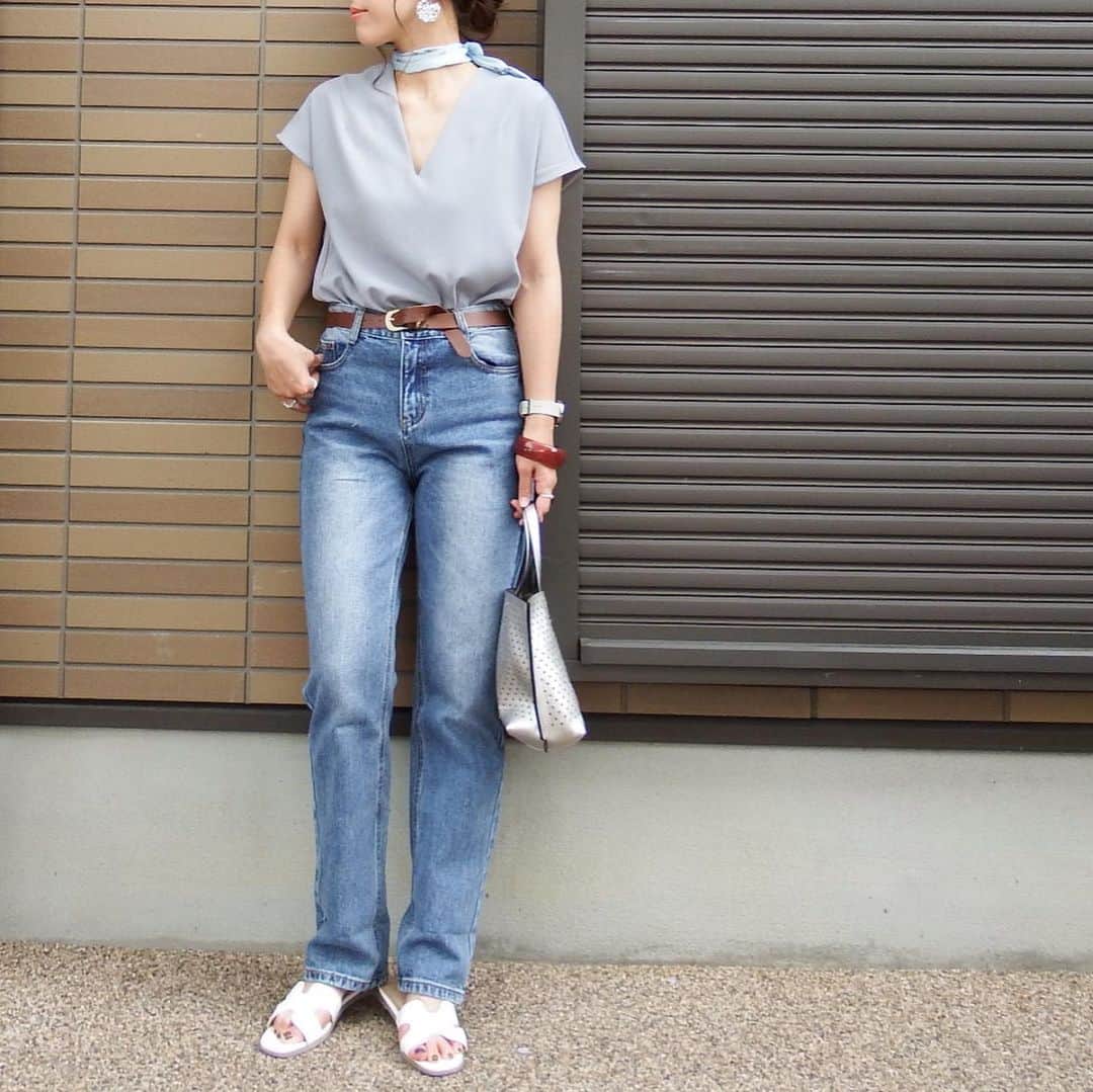 miho.a.nicoさんのインスタグラム写真 - (miho.a.nicoInstagram)「コーデの記録😊 ・ @urs_official さんの#Vネックフレンチスリーブブラウス ❤︎ Vネックが鎖骨を綺麗に見せてくれるシンプルなブラウスです😆 お色はブルーです💙グレーに近い、くすみがかったブルーです😊 ・ ・ tops#urs_styling#urs_official#ユアーズ ・ ・ #cordinate #outfit#instafashion #プチプラコーデ#コーデ#コーディネート#ママコーデ#ママファッション#今日のコーデ #ファッション#オトナカジュアル #ootd#ブラウス」6月13日 23時03分 - miho.a.nico
