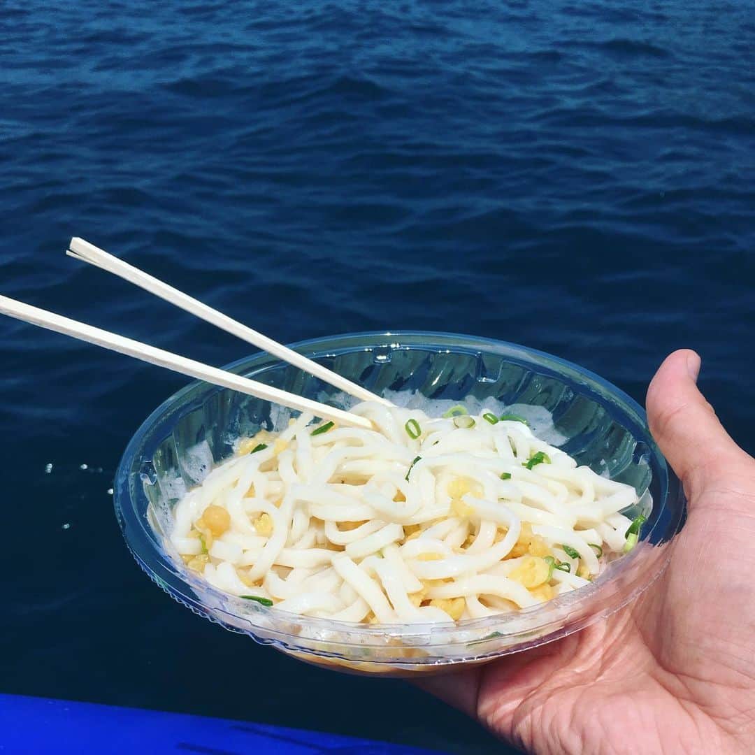 三好ジェームスさんのインスタグラム写真 - (三好ジェームスInstagram)「今日は朝から丸一日、tadashiと釣りロケ！  狙いはキス！釣って、捌いて、天ぷらに🐟  ボートで食べる昼飯は格別の旨さ！  何から何まですべてtadashiありがとう😊  タコも釣れました🐙  この模様は攝津正のつりごはんで放送！ 【攝津正のつりごはん】 rkbラジオ 毎週日曜日 朝6時10分から放送中！  #攝津正のつりごはん#つりごはん#釣り#つり#fishing#フィッシング#キス釣り#きす釣り#キス#船釣り#ボート#福岡キス釣り#糸島キス釣り#攝津正#釣りプロ級#キス天ぷら#キス天#きす天ぷら#料理#楽しい#釣り後のビールが体にしみる#自給自足 #自給自足の生活 楽しい#ラジオ聴いてね#rkbラジオ」6月13日 23時06分 - james.arita2946