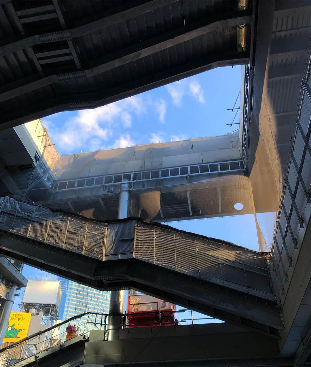 藤田朋子さんのインスタグラム写真 - (藤田朋子Instagram)「#空 #渋谷 #shibuya #sky #japan #tokyo  #construction  #tomokofujita」6月13日 23時09分 - chiendormant