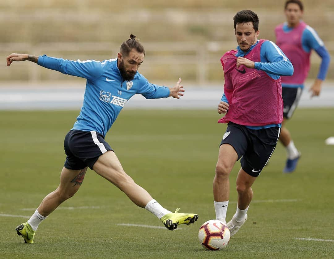 マラガCFさんのインスタグラム写真 - (マラガCFInstagram)「Alistados para la #OperaciónRemontadaMCF 🙋‍♂️ . 1️⃣ Juankar 2️⃣ @miguelcifu . #VamosAVolver #PlayOffLaLiga123 #MálagaDépor」6月13日 23時18分 - malagacf