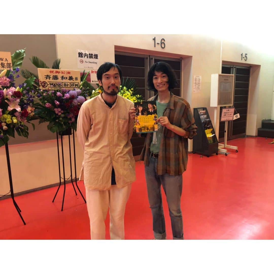 兒玉太智のインスタグラム：「斉藤和義さんの弾き語りツアー『Time in the Garage』。 . . 斉藤さんの弾き語りは昔から音源で聴いていたので、念願叶いお目にかかれまして非常に幸せでした。 . . 歌声と曲の良さはもちろん、アコギを堪能できる贅沢な時間。 飄々とこなしているように見えて、物凄く細かいプレイ…。 映画『アイネクライネナハトムジーク』の主題歌「小さな夜」も聴けまして、やはり素晴らしかったのでした。 . . 映画の公開は、仙台が先行で9/13、全国では9/20からです。 写真は監督の今泉力哉さんと。 . . 今夜もまた、大事な大事な小さな夜となりました。 斉藤和義さんと諸関係者の方々に感謝いたします。」