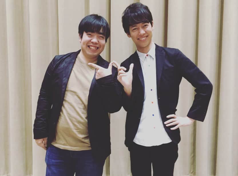 のインスタグラム：「昨夜 NHKの色々。  徳永ゆうきさんとの Wゆうきポーズww  ラジオはNHK専用のが置いてある。 NHK第一、第二、FMのみしか聴けない。  出演者控え室は ラジオ聴こえないからみんなロビー待機ww  5食(NHK5階の食堂)は カレーが美味しい❣️ 譜面台入れのロゴがレトロで良いね❣️ ホワイトボードは 毎週手書き📝  ありがとうございました😊  #nhk #wゆうき #カレー #nhkラジオ #らじるらじる」