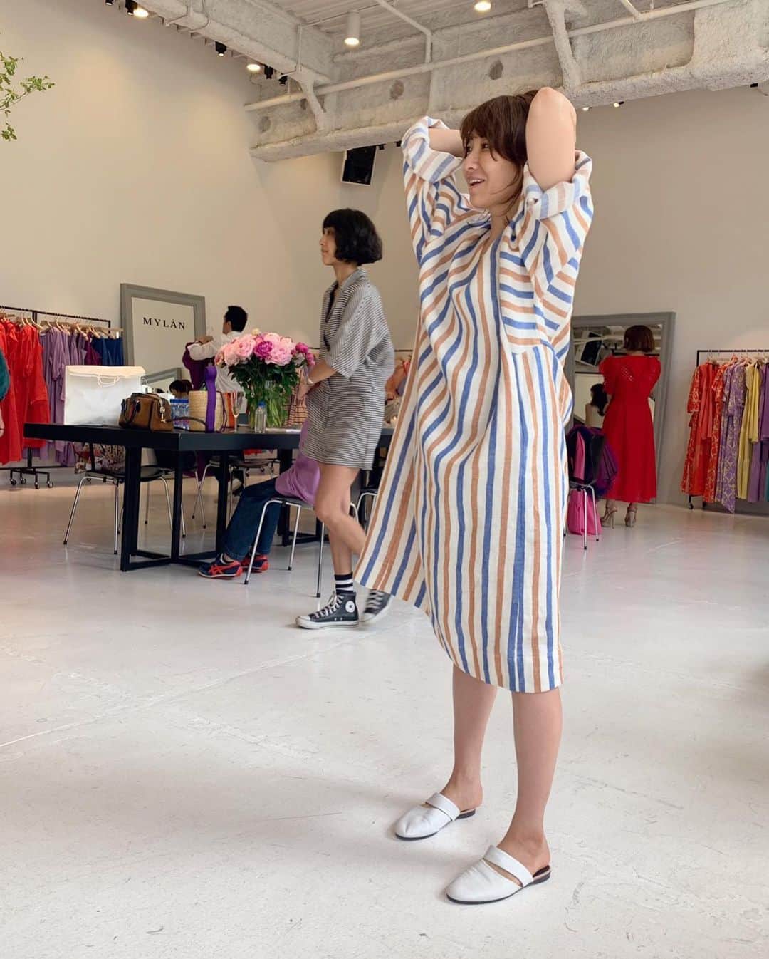 風間ゆみえさんのインスタグラム写真 - (風間ゆみえInstagram)「MYLAN展示会でオーダーしたストライプワンピース‼︎ 近頃のマイブーム⁈  ストライプ好きだ😄🧡 暑さに弱い私が夏を楽しめるワンピース  #summer #dress #stripes #mylan」6月13日 23時25分 - yumie_kazama