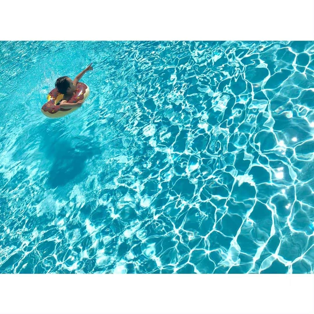 本島彩帆里さんのインスタグラム写真 - (本島彩帆里Instagram)「どんな大きさのプールでも、あるいは海でも。どこで、どんな泳ぎ方をしたっていいんだよ。大丈夫。と、伝えていきたい。伝えながら、いつも私の方が教えてもらっている。ぷかぷか浮かぶ彼の写真を見て思いふける今日は息子の誕生日。  #5歳児にどこでも好きな所で泳げという意味ではないです#セブ#プール#りーさお親子留学#息子#ママぼやき」6月14日 10時23分 - saori_lifestyle