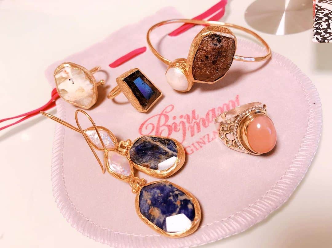 東なつ紀のインスタグラム：「お誕生日でピアスをもらってから #ビジュマム アクセにハマってしまった〜♡ 全部天然石で世界に１つしかないんだよ〜  ピンクのリングが欲しい！  #bijumam  #accessory #ring #bracelet #pierce」