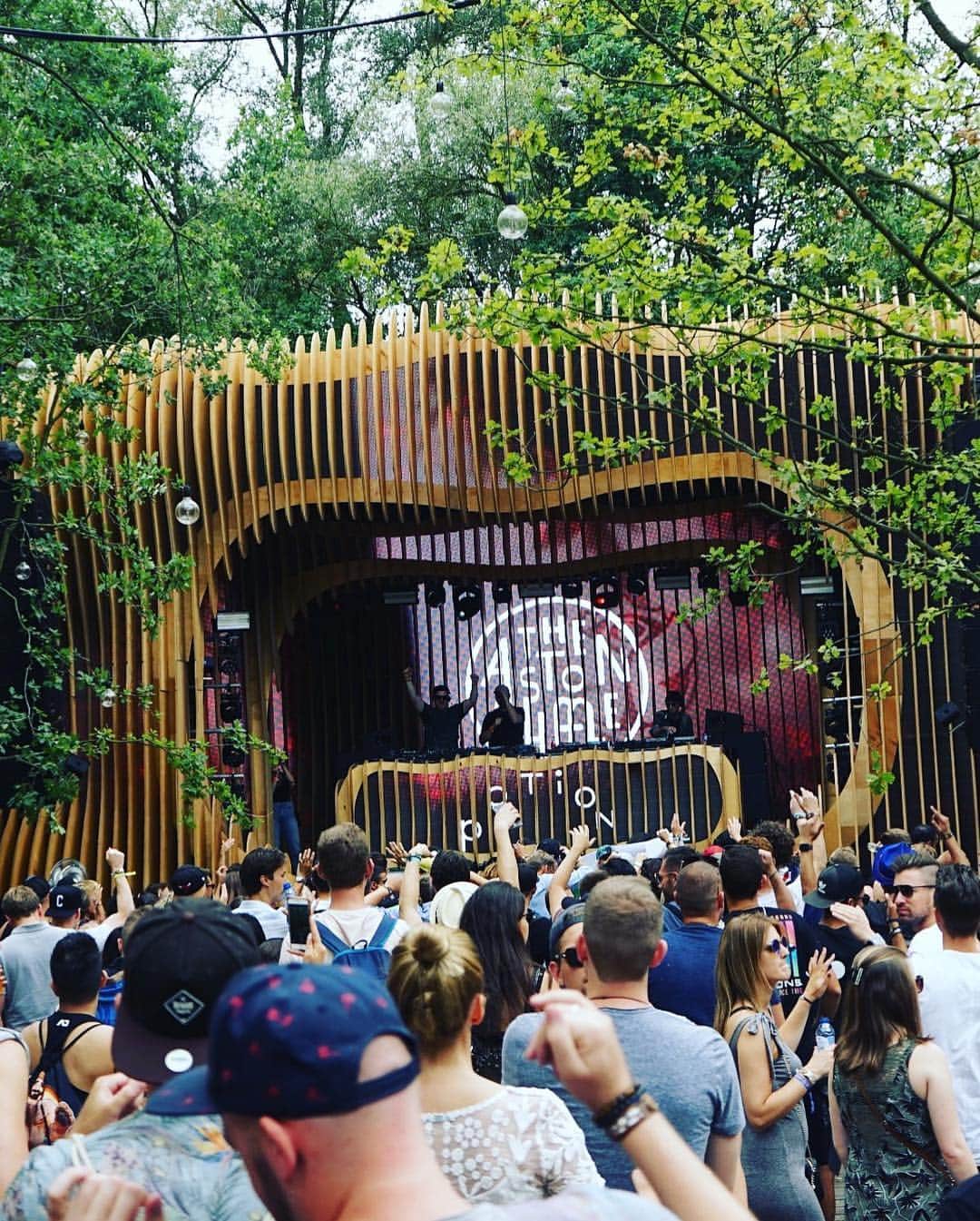 ジ・アストン・シャッフルのインスタグラム：「So psyched to announce that we'll be returning to @tomorrowland to play the incredible @potionrecords stage again this year!」