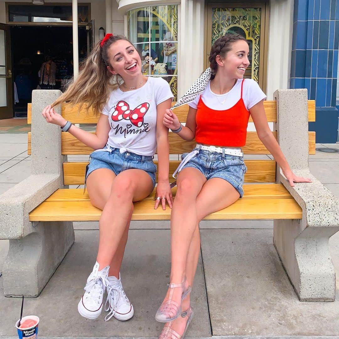Brooklyn and Baileyさんのインスタグラム写真 - (Brooklyn and BaileyInstagram)「Sitting here casually pretending like we aren’t FREAKING OUT ABOUT THE FACT THAT WE JUST HIT 6 MILLION SUBS!!! You guys. You GUYS. What blessing you all are! We love you all to the moon and back and couldn’t be happier and more proud of our growing #braileyer family:)」6月14日 8時53分 - brooklynandbailey