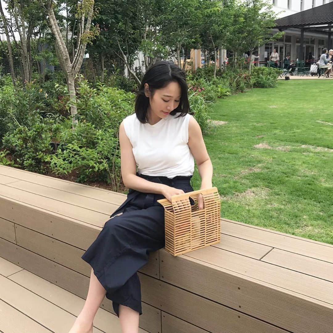 二宮綾海さんのインスタグラム写真 - (二宮綾海Instagram)「🍃🍃🍃 すこし肌寒いかな？ くらいが散歩していて気持ちいい☺︎ . * * ☑︎トップス⇨#pierrot * *  プチプラなのに着心地の良いシンプルおしゃれアイテムが満載の @pierrot_shop  @pierrot_staff  シンプルが大好きなわたしは、 よく愛用させて頂いています♡  プチプラ Pierrotで検索してね✔️ . .  #ママコーデ#コーディネート#ピエロ#プチプラ#トップス#pierrot #pierrot_shop #ピエロアンバサダー #ノースリーブ (a1711-011679) #シンプルコーデ #プチプラコーデ#日本橋三越#屋上庭園#日本庭園#童装#时尚 #cordinate #fashion #tops#nihonbashi #japanesegarden #japan#tokyo」6月14日 9時05分 - a36umi