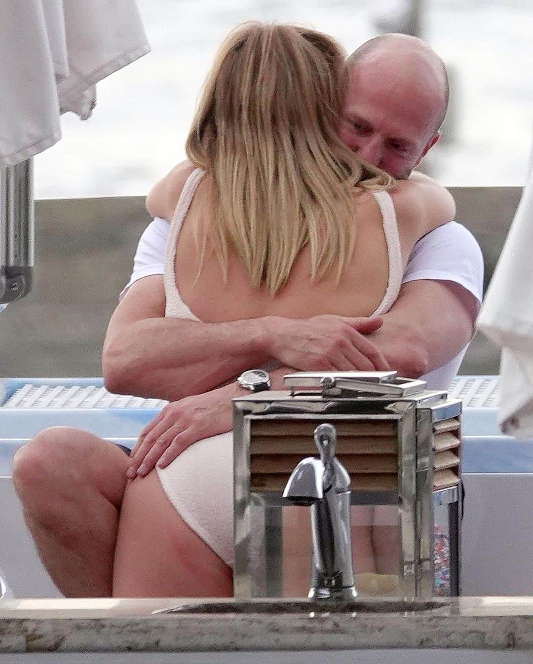 Just Jaredさんのインスタグラム写真 - (Just JaredInstagram)「Rosie Huntington-Whiteley and Jason Statham were spotted engaging in some PDA during a vacation in Italy. Tap this photo at the link in bio for lots more pics of the hot couple! #RosieHuntingtonWhiteley #JasonStatham Photos: Backgrid」6月14日 8時58分 - justjared