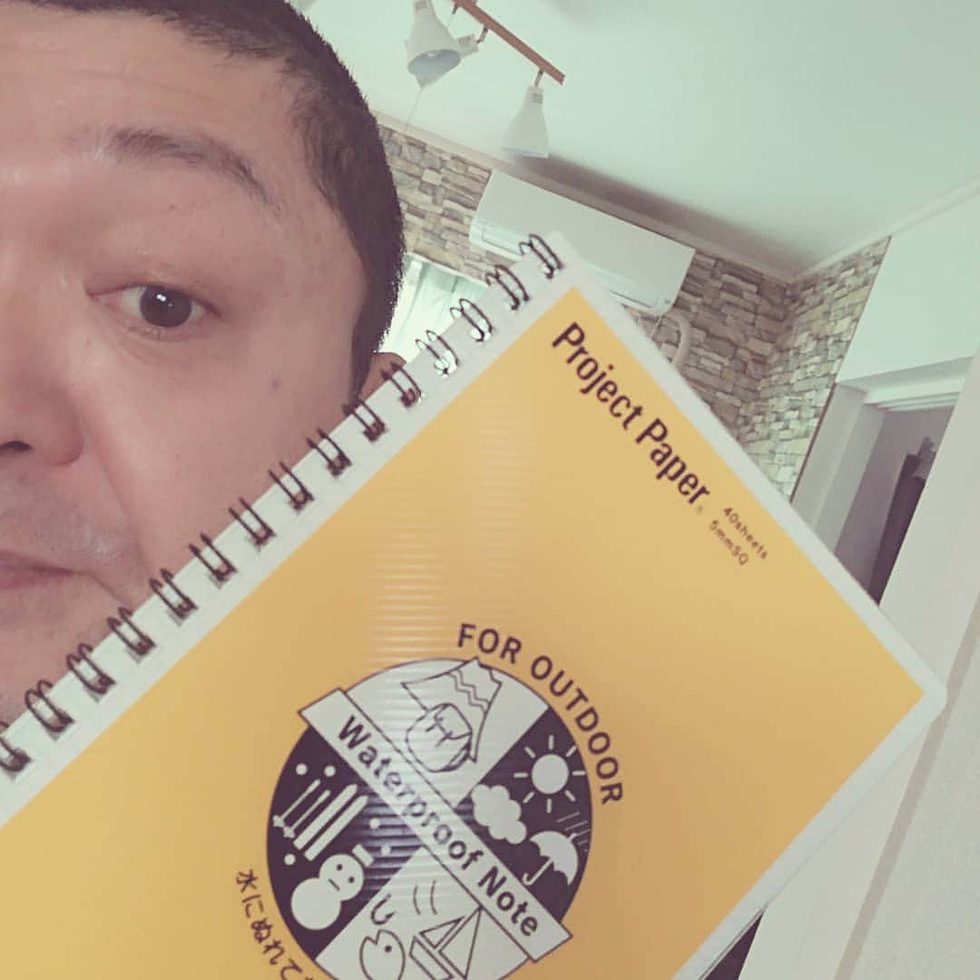 松本隆博のインスタグラム：「。 みなおは～ これ知ってる？ 10年程昔は、露天風呂 にiPodやボイスレコーダー 持ち込んでても誰にも言われ なかった、昨今はもう、、 Kindleですら注意される時代、 カメラも付いてないのにね。。 お風呂で思い付くアイデアが 1番多いのにねー！、 ……という事で！ これは！ お風呂ノートヽ(^o^)丿 水に付けても大丈夫！ 普通のエンピツでも書ける スグレモノ(^^)/。 実は地方の露天風呂で 地元民が語ってる内容 ってとっても詩作りに参考に なるんよねー、ほんとだよ。 🎼.•*¨*•.¸¸🎶 みんなもやってミソ♪  さ、ジム作業いてきまふ。」