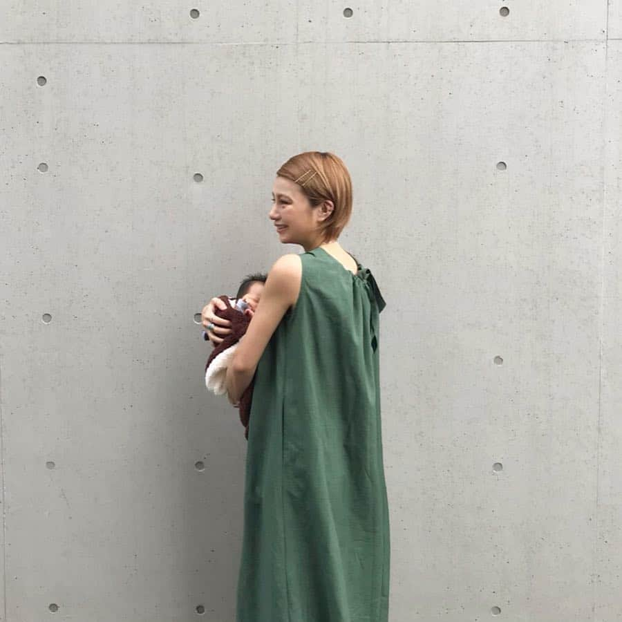 長谷川あやさんのインスタグラム写真 - (長谷川あやInstagram)「👶👶👶 #fashion #ootd #outfit #code #coordinate #style #titivate #titivatestyle #152せんちこーで #赤ちゃんのいる生活 #小夏のいる生活 #新生児 #0ヶ月 #ママコーデ #1ヶ月検診 @titivatejp #ティティベイト #バックリボンロングワンピース ・ ・ ・ 先日無事1ヶ月検診終了したよ😋✌️ ・ 重くなったな〜って思ってたけど 2940g→3860g 49cm→50.2cm まだ1ヶ月もしないうちに 1kg近く体重増えててびっくり👀‼️笑 ・ 自分の寝不足だったり 謎のギャン泣きタイムだったり 退院してからもいろいろ 課題はあるけど母子ともに とにかく健康らしいので とりあえずそれだけで十分だ😂🙌💛 ・ やっと湯船もつかれるようになったし 小夏とお外デビューの許可でたし これから楽しみがどんどんたくさん 増えるな〜〜〜💓 ・ はじめての外出は ママもはじめてのことばかりで オムツ足りなくなったり 授乳室探すのにとまどったり てんやわんやだったけど なんとか成功？したのかな👏😂？笑」6月14日 8時59分 - ayasuke_0516