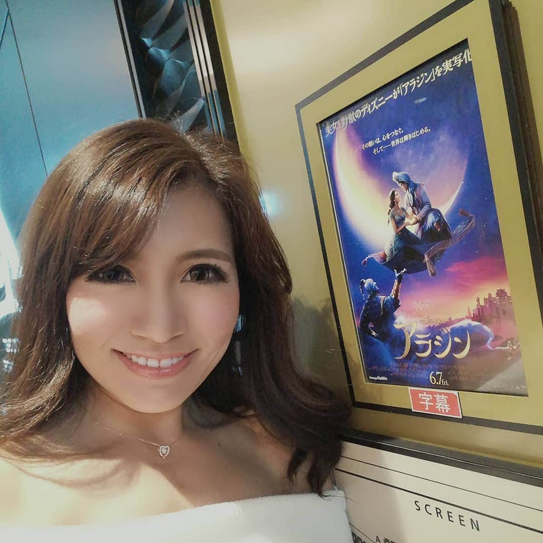 REIKAさんのインスタグラム写真 - (REIKAInstagram)「. GM❤おはよー☀✨ 昨日は念願の「アラジン」観てきた🎬❤ 前評判めっちゃ良かったから楽しみにしてて、予想以上だった✨✨✨✨ 子供の頃からもう30回以上見てるけど、またまた感動して涙(｡ŏ﹏ŏ)💦 映画で泣かないことってほぼないね💦 実写版ディズニーシリーズのDVDも全部欲しいところ❤❤ 「A Hole New World」は私の定番カラオケ曲です🎤勿論英語ね🐰  今日も素敵な一日を❤ . . #アラジン #aladdin #aholenewworld #ディズニー #disney #movie #映画 #一人映画  #bikinicompetitor  #fitnessmodel #フィットネスモデル #筋トレ女子 #筋トレ #トレーニング #筋肉女子 #フィットネス女子 #腹筋女子 #bikini #ビキニ #training #wildfit #ワイルドフィット #みどりきゅうしゅう #hmb極ボディ #fours #DEPITAN #TANPAKUN #shinefitnessgirls」6月14日 9時02分 - reika_japan