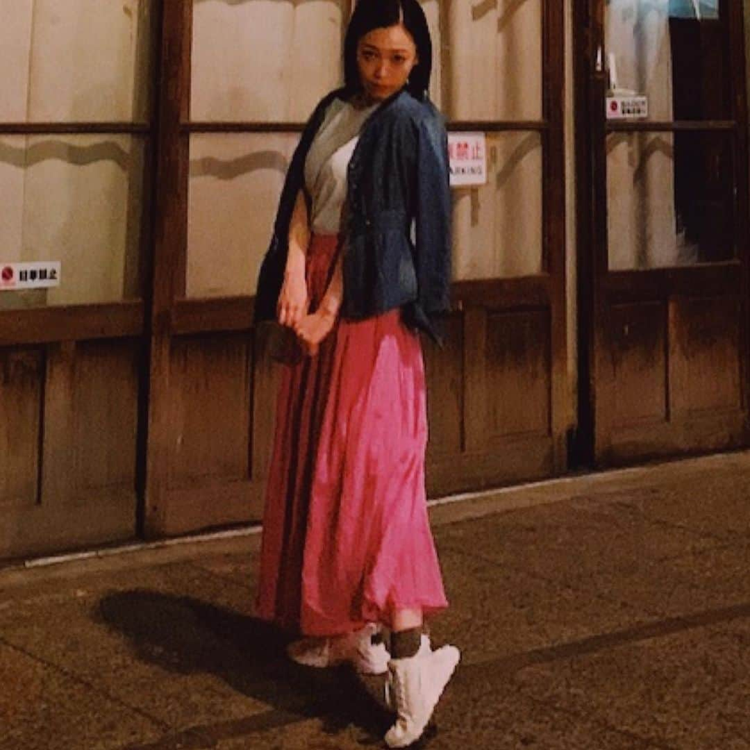 西田あいさんのインスタグラム写真 - (西田あいInstagram)「テーマは昭和のシネマ女優👠 ・ (尾道の夜、まるで映画のセットの様なレトロな商店街の雰囲気に…ほろ酔いの私はシネマ女優になりきったのでした) ・ #ハイヒール履いてくればよかった #つる寸前までかかとをクイッと #顎下げ右肩上がりもポイントよ #ジャケットは袖を通さず掛けるだけ #シネマ女優になるポイント #そもそも誰も聞いてない #selfie」6月14日 9時02分 - nishidaai