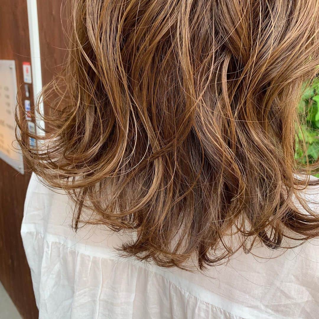 【北堀江・美容室 peaks hair】さんのインスタグラム写真 - (【北堀江・美容室 peaks hair】Instagram)「ㅤㅤㅤㅤㅤㅤㅤㅤㅤㅤㅤㅤㅤ ㅤㅤㅤㅤㅤㅤㅤㅤㅤㅤㅤㅤㅤ 🌼 ハイライトスタイル 🌼 ㅤㅤㅤㅤㅤㅤㅤㅤㅤㅤㅤㅤㅤ 表面だけ入れていますが、とても陰影がついて  動きがわかるスタイルです！ ㅤㅤㅤㅤㅤㅤㅤㅤㅤㅤㅤㅤㅤㅤㅤㅤㅤㅤㅤㅤㅤㅤㅤㅤㅤ ㅤㅤㅤㅤㅤㅤㅤㅤㅤㅤㅤㅤㅤ これから夏になるにあたって少し明るくしてみませんか？ ㅤㅤㅤㅤㅤㅤㅤㅤㅤㅤㅤㅤㅤ stylist オクノ ㅤㅤㅤㅤㅤㅤㅤㅤㅤㅤㅤㅤㅤ #peakshair #ピークスヘアー#堀江#北堀江#美容室##Instahair#hairstyle#Instafashion#イルミナカラー#小顔#美意識#おしゃれな人と繋がりたい#おしゃれ#お洒落#ヘアアレンジ#ヘアスタイル」6月14日 9時07分 - peakshair