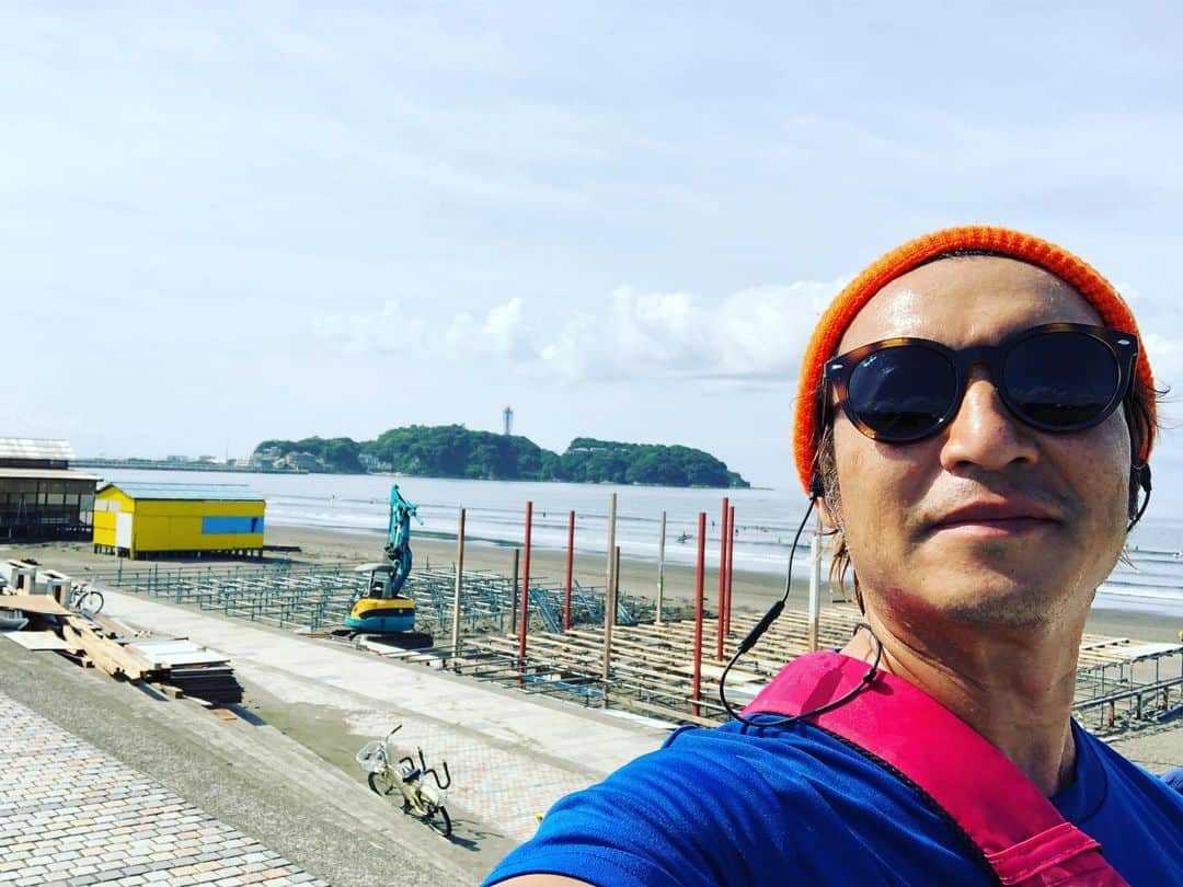 つるの剛士さんのインスタグラム写真 - (つるの剛士Instagram)「出勤前に早朝ジョギング。 鵠沼海岸には海の家が建ち始めてます。 もうすぐ海開き。 夏、近し。  #江の島 #藤沢 #西浜 #片瀬海岸 #鵠沼海岸」6月14日 9時10分 - takeshi__tsuruno