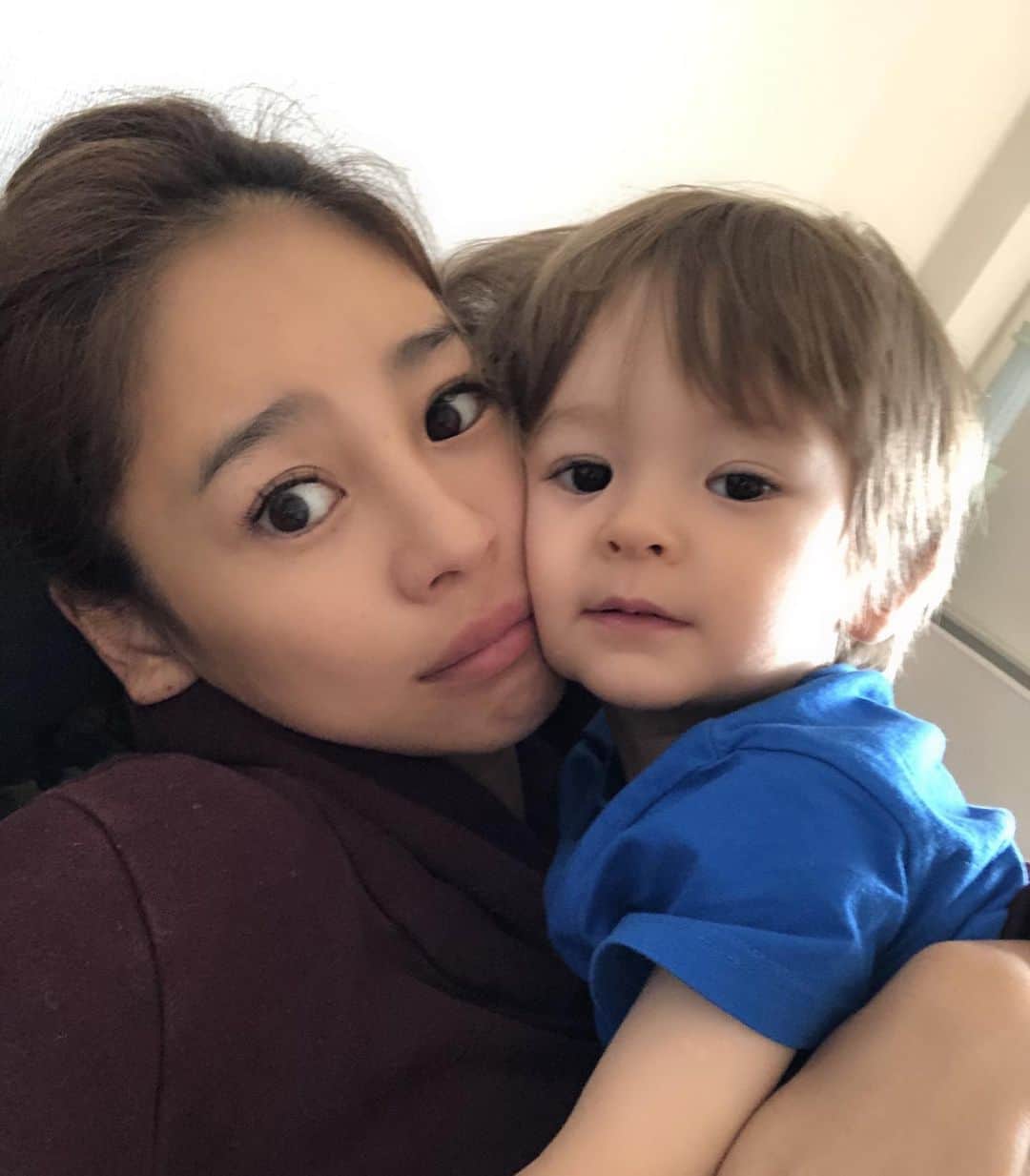 大桑マイミのインスタグラム：「ほっぺぷにょぷにょ。気持ちーたまらない〜ずっとイモムシみたいにくにくにくっついてくる。 安らぎを感じてます。 子供👶とも男女ともスキンシップは大事。肌と肌を合わせたスキンシップ言葉を超えるコミュニケーションがあります。 しかし、朝はバタバタ。結構な時間動かない息子。 ずれるだけ…まあいいか。^_^ goodmorning! さて今日は金曜日！いぇーい！ よっしぃ。 #Physical contact #いってらっしゃい」