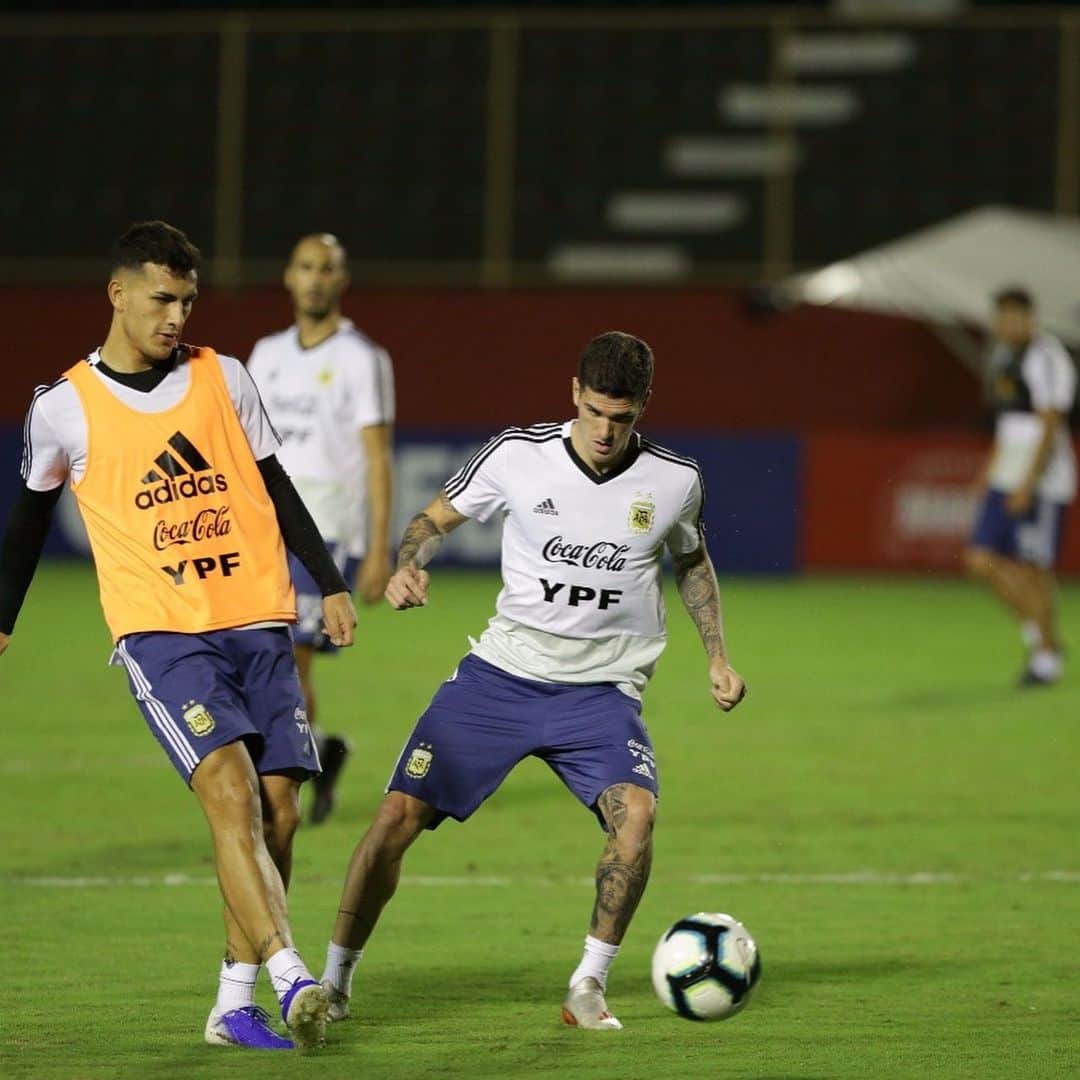 レアンドロ・ダニエル・パレデスのインスタグラム：「@afaseleccion 🇦🇷💙⚽️」