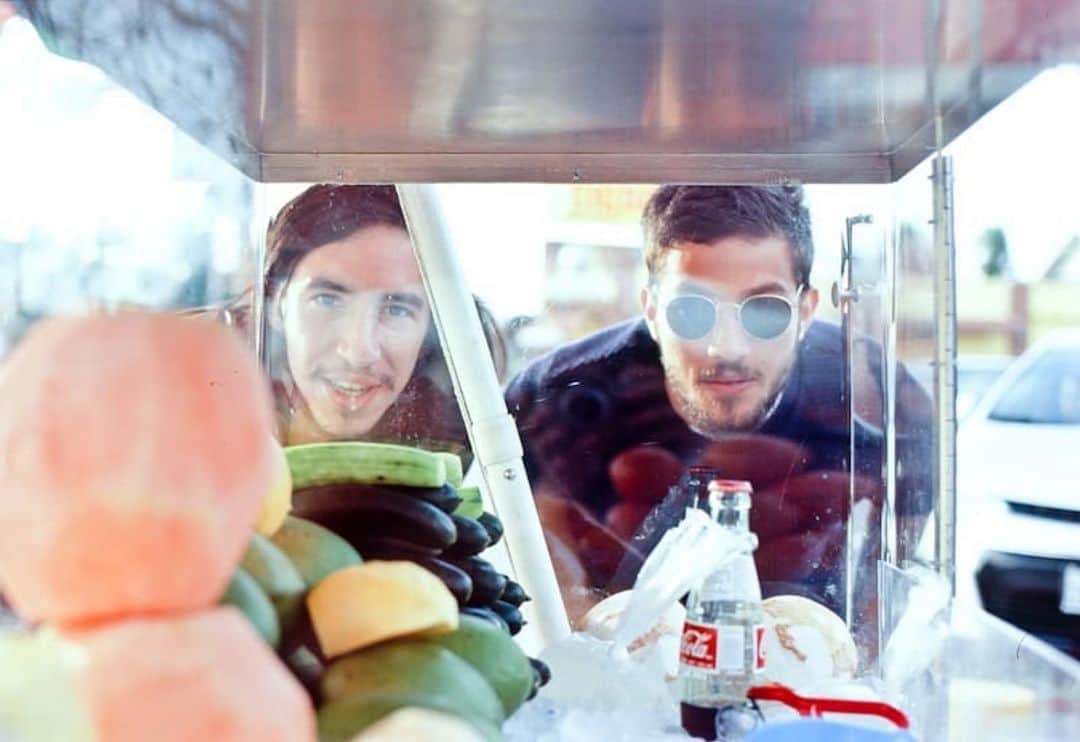 Chay Suedeのインスタグラム：「#tbt de quando gravamos o disco @aymoreco no @mariocaldatostudio em Eagle Rock, LA  foto de @guimartinez」