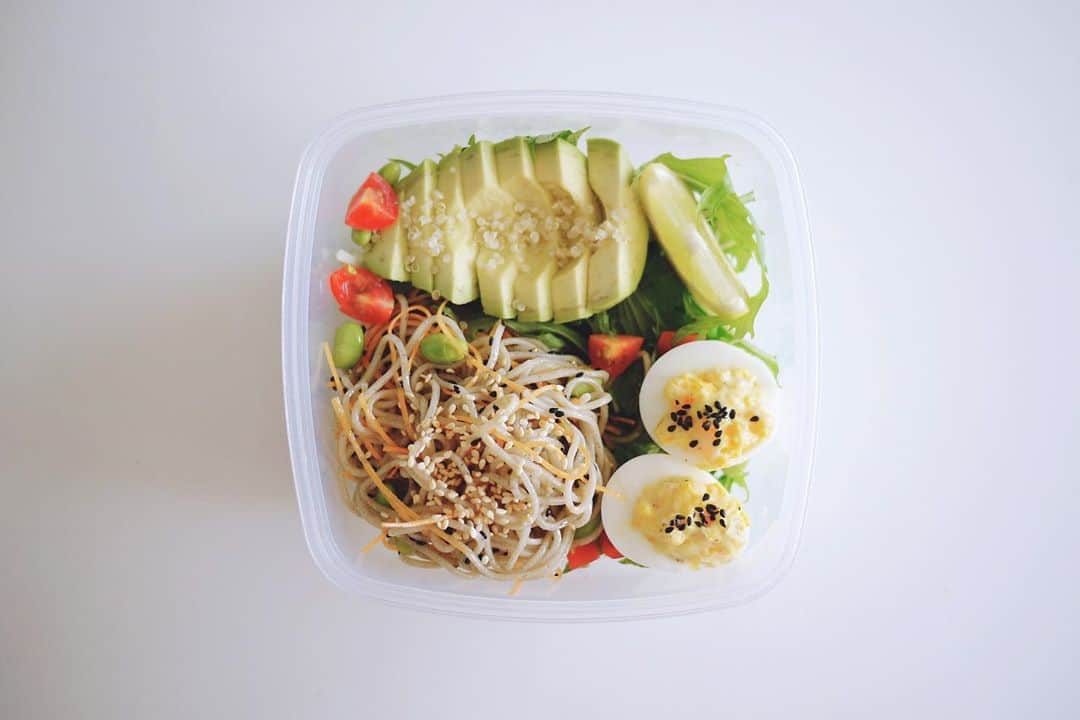 Risako Yamamotoさんのインスタグラム写真 - (Risako YamamotoInstagram)「今日のお弁当🐣🍃🍅🥑 ・ ・ 蕎麦サラダ🥢💛🥕 アボカドの上はキヌアをパラパラ乗せました☺︎ ・ ・ #お弁当 #salad #サラダ #サラダランチ #slohasholic #bpafree  #bpaフリー #sistema #sistemaplastics  #superfood #スーパーフード #healthylifestyle #eatclean #キヌア #quinoa #わっちのサラダ」6月14日 9時22分 - risako_yamamoto