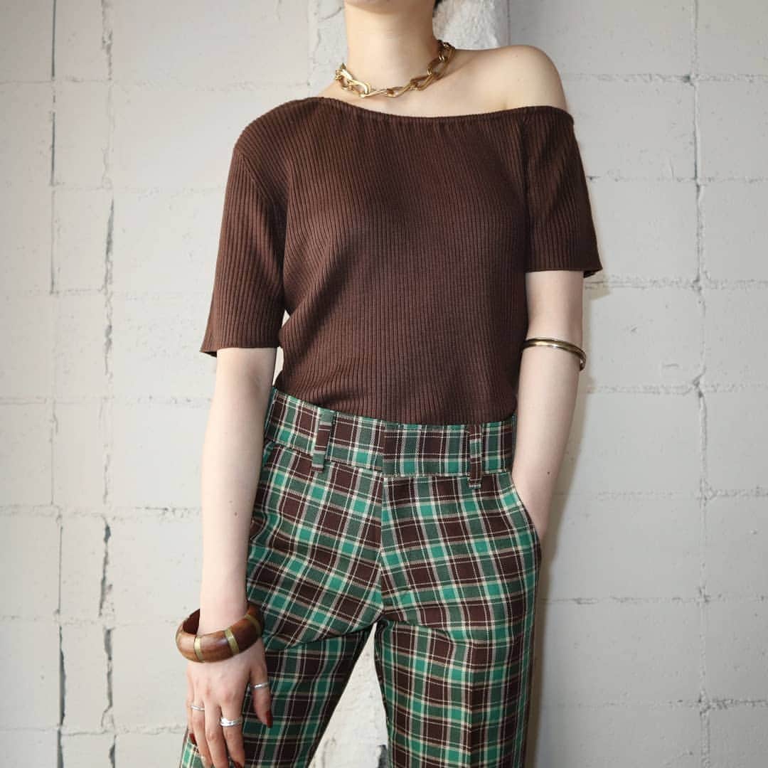 吉祥寺 古着屋 Orfeoのインスタグラム：「One Shoulder Knit × Check Pants  #Orfeo #Kichijoji #Tokyo #vintage #used #fashion #coodinate #outfits #オルフェオ #吉祥寺 #東京 #古着 #古着屋 #ヴィンテージ #ユーズド #ファッション #コーディネート  掲載商品のお問い合わせはメールにて承っております。コメント、DMでのお問い合わせは受け付けておりませんのでご了承ください。」