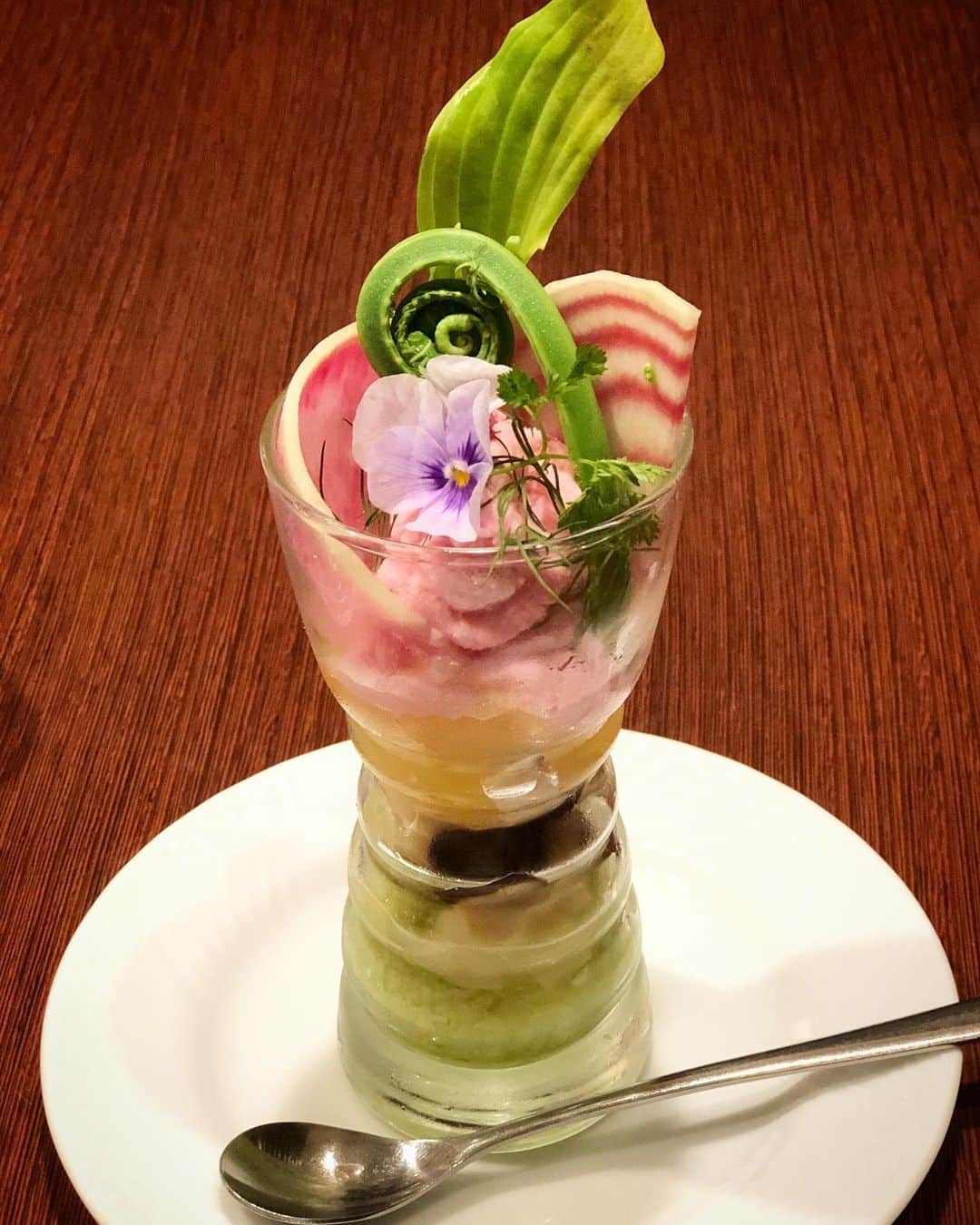 尾崎愛さんのインスタグラム写真 - (尾崎愛Instagram)「久々のチャヤマクロビ🍅🌽🍆 野菜のパフェと大豆ミートのハンバーグ🤗 #チャヤマクロビ #新宿 #伊勢丹 #野菜 #マクロビ #美味しい #グルメ #ヘルシー #ハンバーグ #ケーキ #ランチ #カフェ #vegetables #macrobiotic #healthyfood #food #lunch #photooftheday」6月14日 9時17分 - aiozaki0422