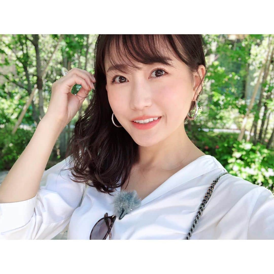 津田麻莉奈さんのインスタグラム写真 - (津田麻莉奈Instagram)「#おはよーちゃん 昨日のロケの写真。 それにしても暑かったな☺️🌻 ⁑ 今日は22:00〜 #JSPORTS ( @jsports_yakyu ) #MLBイッキ見 です⚾️ ⁑ いつもJSPORTS1での放送ですが、 今週はJSPORTS3ですのでご注意下さい📺🙌 ⁑ ⁑ #gm #おはよう #朝 #今日も一日がんばるばい #阪神も勝つばい #今日からオリックス戦 #野球好き  #メイク #美容 #オレンジメイク #ナチュラルメイク #アイラインなし #白シャツ #白シャツコーデ  #selfie #selfportrait #tokyo #まりなる #津田麻莉奈」6月14日 9時27分 - tsudamarinal