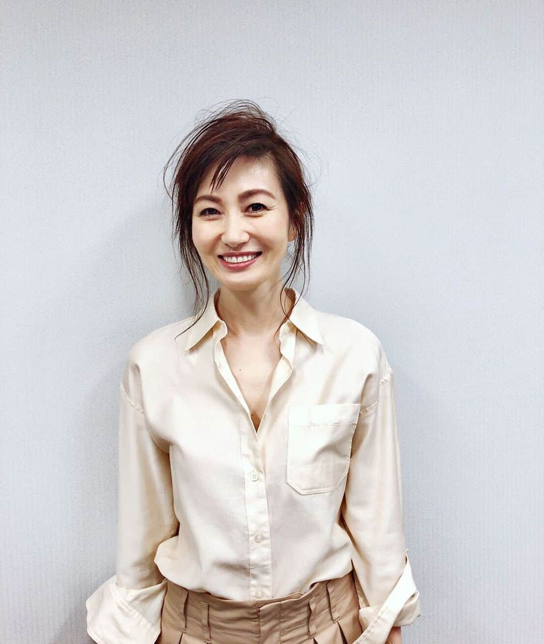 梅本理恵さんのインスタグラム写真 - (梅本理恵Instagram)「緊張しすぎて、ずっと手が震えていた日…笑☺︎ ・ ・ 約1年前。 「美ST」初撮影のオフショット。  友だちから、え⁉︎これ、りえ⁉︎と言われる程の変身ぶり♡  この日から始まった、新しい経験は、自分自身を知るチャンスをたくさん頂きました。  美魔女コンテストに応募☺︎! 私らしくないことにチャレンジ。  はじめの一歩をなかなか踏み出せない性格… 何かに引き寄せられるように、応募したことに自分自身が一番びっくり。  第10回国民的美魔女コンテスト 応募は明日まで☺︎（当日消印有効） ・ ・ ・ ・ @be_story_official  #美st #国民的美魔女コンテスト #美魔女コンテスト #美魔女ファイナリスト#はんなり美魔女 #梅本理恵 #team美魔女9期生 #素敵な仲間 #出会えたことに #感謝 #いつもありがとう」6月14日 9時39分 - rie___12ki