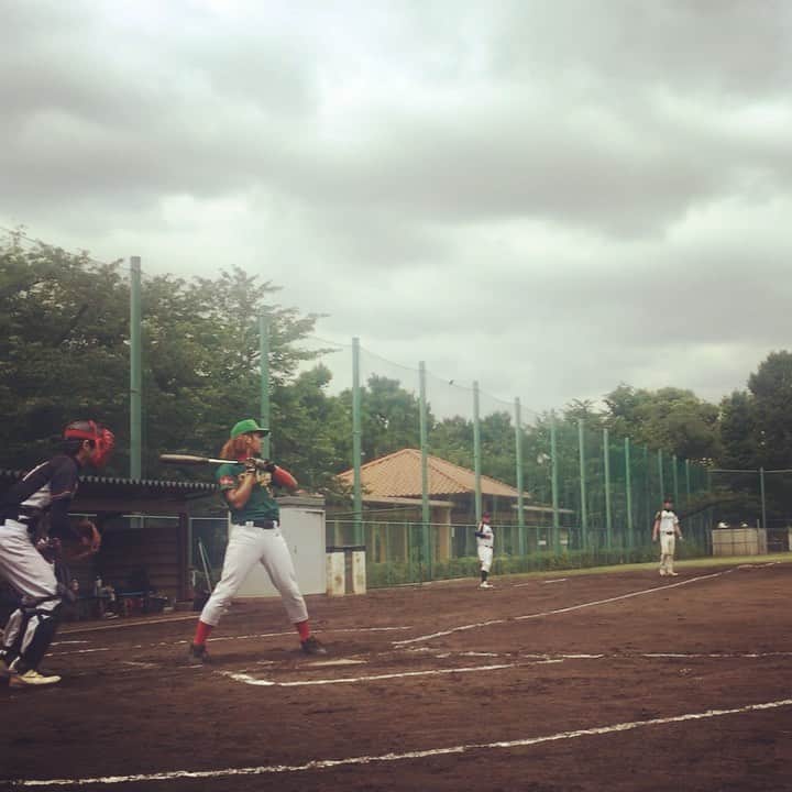 のインスタグラム：「水曜日はダブルヘッダーで野球⚾️ めちゃ疲れましたが楽しかったー！！左打席はよくなく、右の方がリラックスできたりでやはり良いのかなあと。サードも久々に守ったり内野も緊張感ダイレクトに感じてたまらないー！⚾️ #野球 #草野球 #打撃  #野球中年 #右打席 #羽根木公園 #baseball」