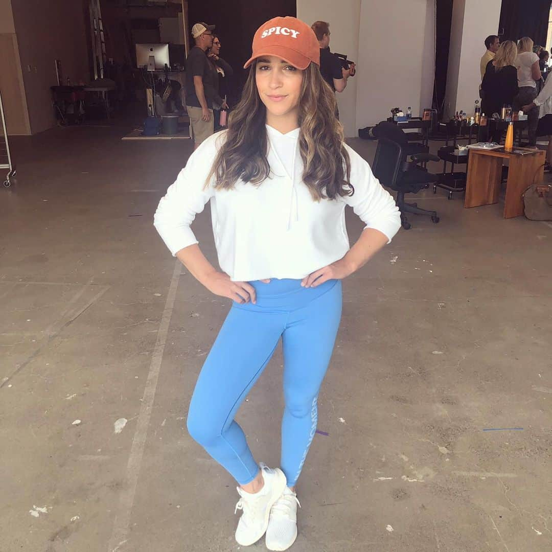 アリー・レイズマンさんのインスタグラム写真 - (アリー・レイズマンInstagram)「On set 🦋🦋🦋 @leahlondonofficial @aerie」6月14日 9時35分 - alyraisman