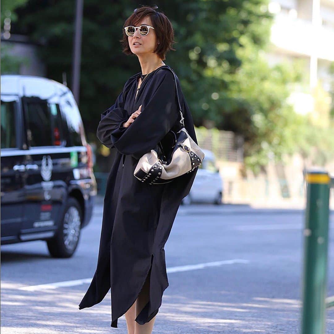富岡佳子さんのインスタグラム写真 - (富岡佳子Instagram)「#outfit  ワンピースって一日中心地が良い♡ 足元はスワイプ4・5枚目…アイテムについてはタップしてみてね」6月14日 9時36分 - yoshikotomioka