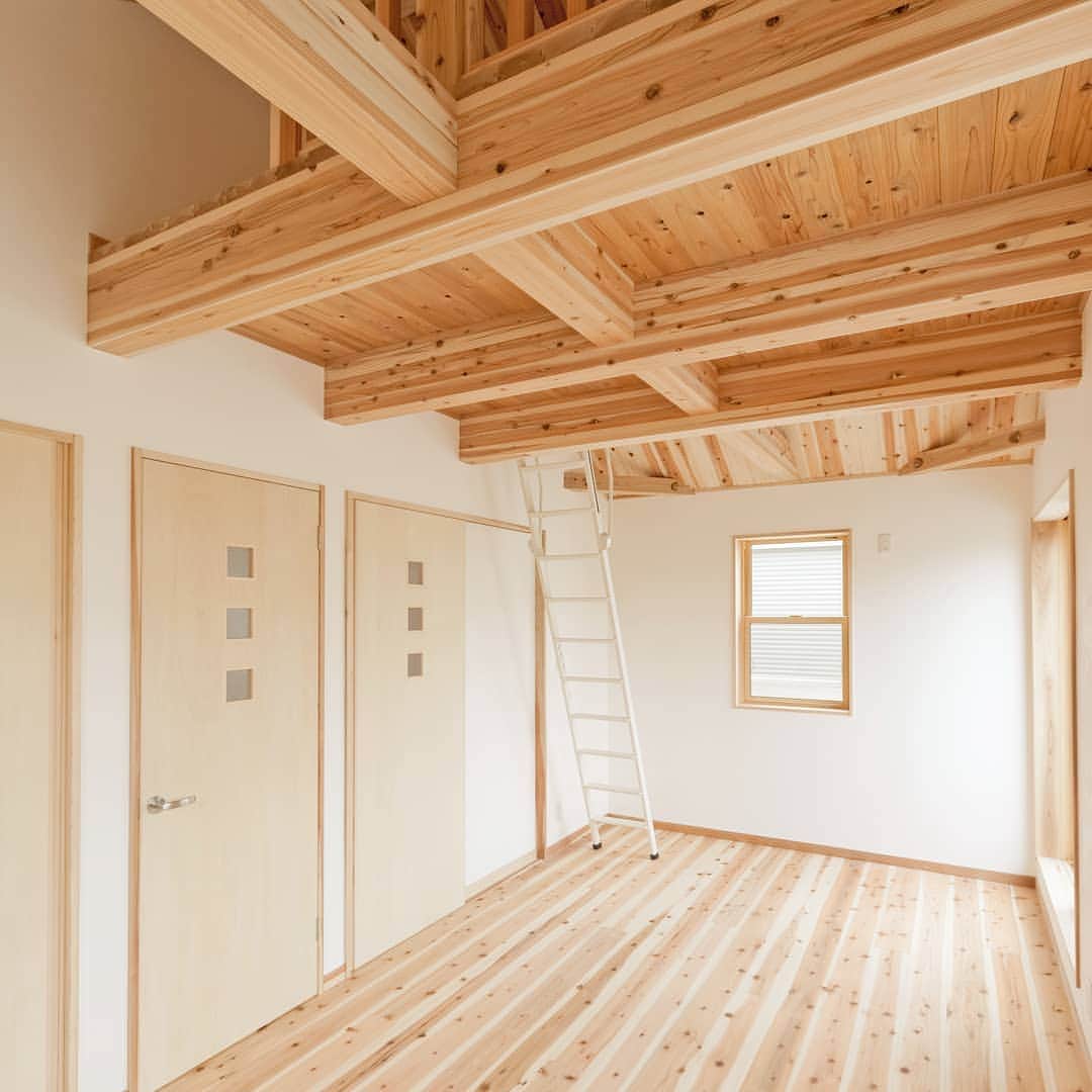 木の家ミヤシタさんのインスタグラム写真 - (木の家ミヤシタInstagram)「ミヤシタは神戸市北区の木の家工務店🌿 【子ども部屋に #ロフト ができました】  木組みが見えると心地良い勾配天井とロフトの組み合わせはかっこいいです。  #インテリアデザイン #施工事例  もっと見たい方へ プロフィールはこちらです🌿 ↓✨✨✨✨↓ @miyashita_wood  宮下は兵庫県神戸市北区の一級建築士事務所の工務店 です。 木造住宅による注文住宅の新築と建て替え、リフォーム、リノベーションをしています。  自社の製材所で兵庫県産木材の木を製材して大工の手仕事で木の家を建てています。 住宅性能 にもこだわり、セルロースファイバー断熱材を高気密高断熱のデコスドライ工法 を使い、床や内装に無垢材の杉・桧を取り入れています。  ハウスメーカー検討中の方、予算に合った木のある暮らしが叶うマイホーム作りをしてみませんか  Instagramの方は プロフィールページのURLをタップ  Facebookの方は↓↓こちらから https://miyashita-lww.jp  #宮下 #兵庫県 #神戸市北区 #工務店 #一級建築士事務所 #木造住宅 #注文住宅 #新築 #建て替え #リフォーム  #木 #製材所 #兵庫県産木材 #木の家 #一戸建て #セルロースファイバー断熱材  #デコスドライ工法 #無垢材の床  #ハウスメーカー検討中  #ナチュラル #木のあるくらし  #マイホームづくり #おうちづくり #工務店選び #工務店がつくる家 #ミヤシタの家 #木が好きな人と繋がりたい」6月14日 9時59分 - miyashita_wood