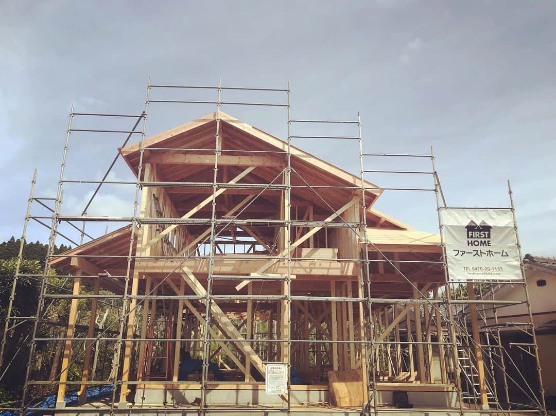 ファーストホームのインスタグラム：「千倉 上棟しましたー‼︎ #ファーストホーム#千葉県#館山市#館山#南房総#南房総市#鴨川#鴨川市#工務店#新築#家#住宅#注文住宅#自由設計#リフォーム#リノベーション#ホーム#マイホーム#カリフォルニアスタイル#カリフォルニア#西海岸#カフェ#カフェスタイル#カバードポーチ」