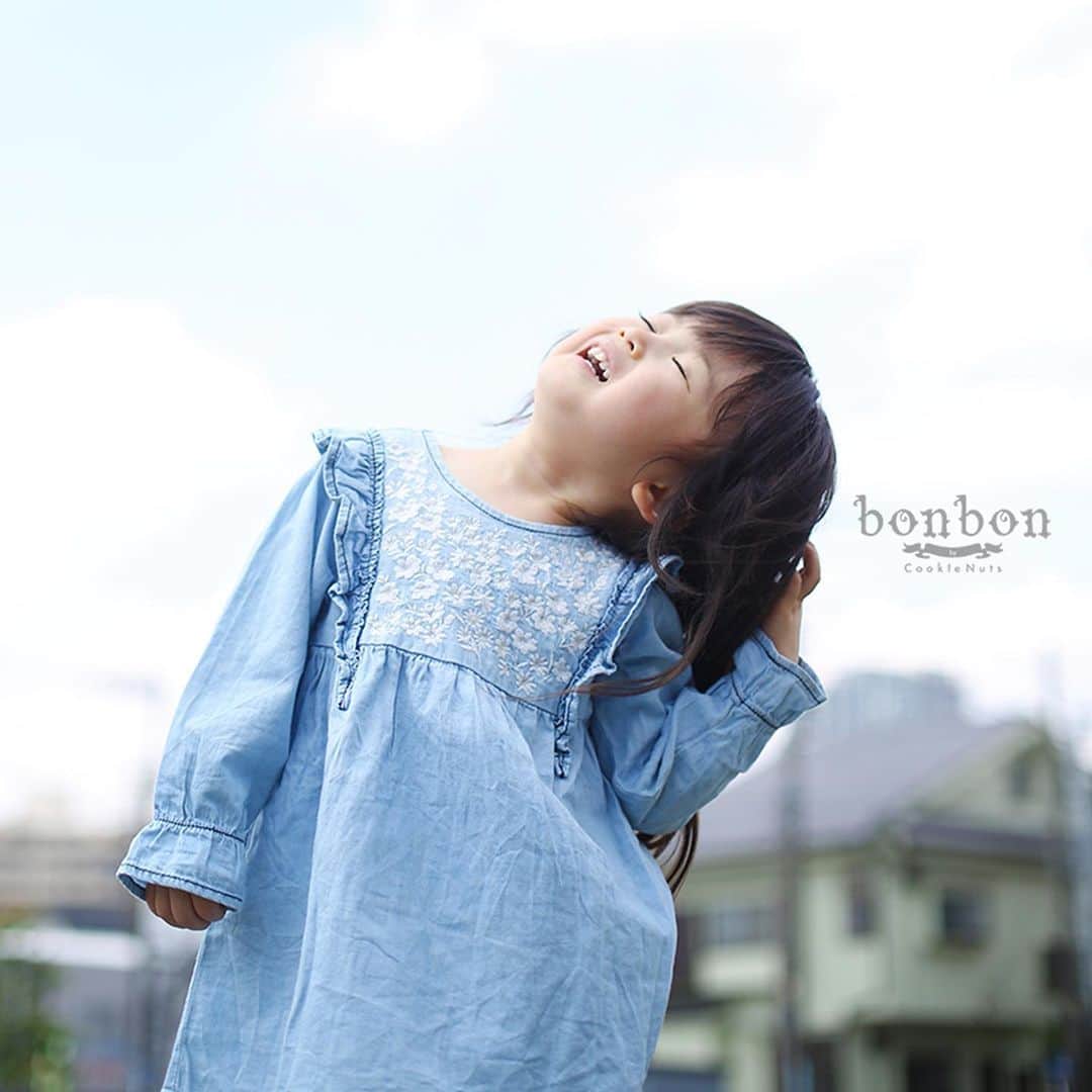 bonbon by cookienuts Photo studioのインスタグラム：「. 気持ちいい太陽の光をいっぱい浴びて☀️✨ お子さんのキラキラした笑顔を切り取って 写真という大切な宝物にしませんか☺️？ . 詳細はこちら⇒(@bonbon_cookienuts) . #bonbon #写真スタジオ #川崎 #貸切 #ロケーションフォト #ベビーフォト #キッズフォト」