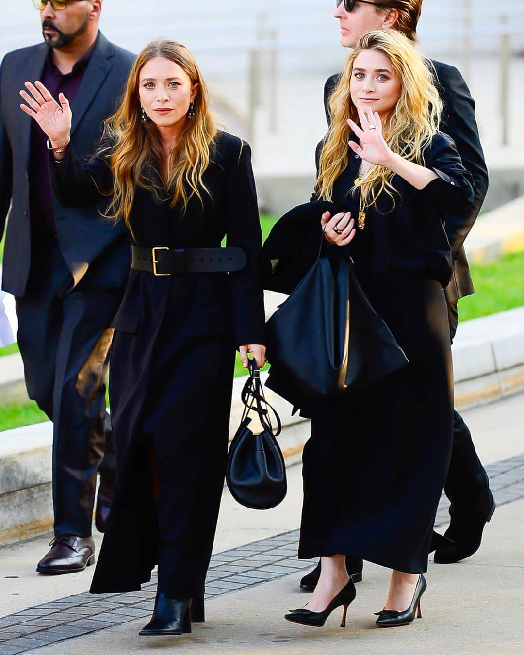 WHO WHAT WEARさんのインスタグラム写真 - (WHO WHAT WEARInstagram)「Tag your other half. 👯‍♀️ HBD, Olsen twins. Tap our link for a reminder of the sister act's most iconic looks through the years.」6月14日 10時04分 - whowhatwear