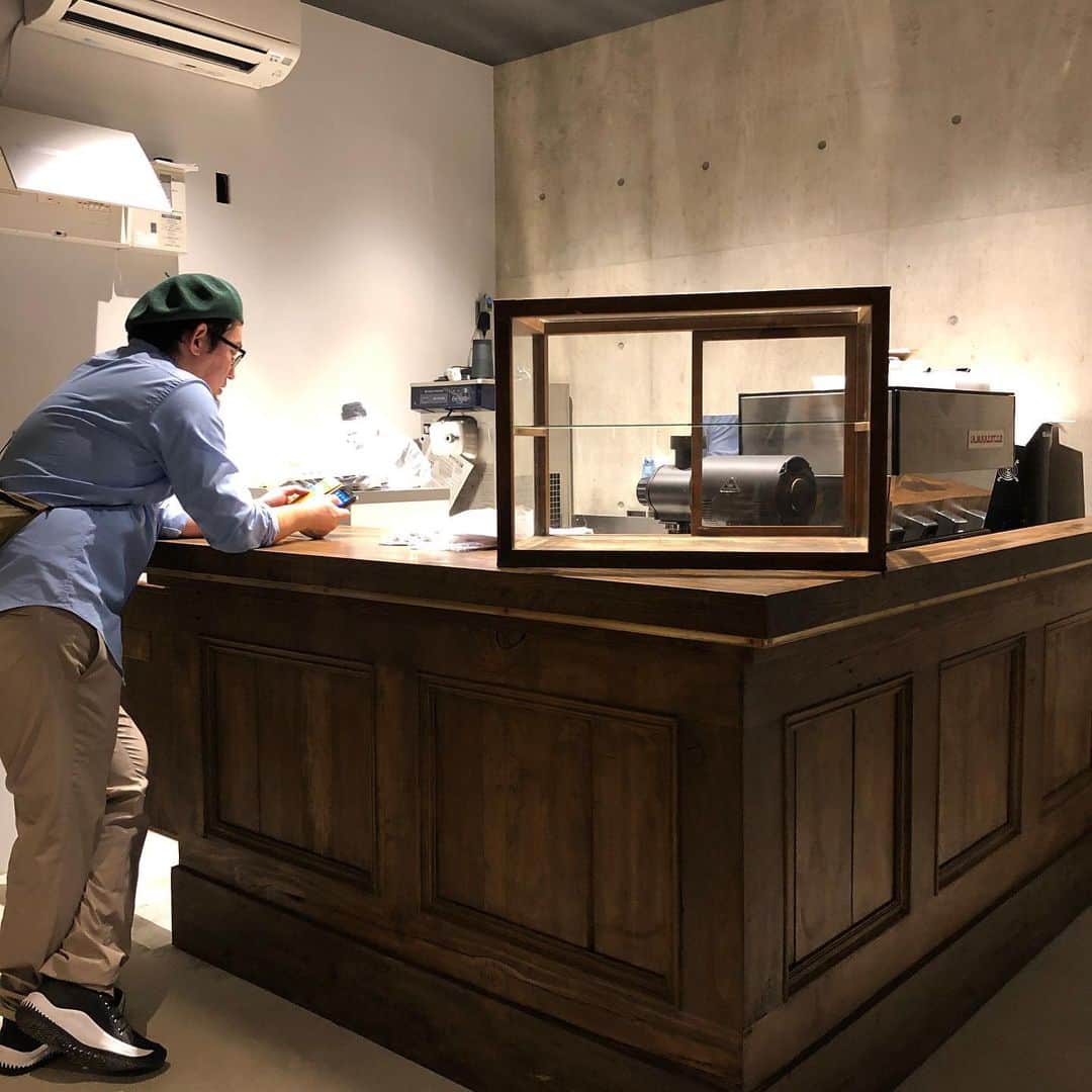 小林拓一郎さんのインスタグラム写真 - (小林拓一郎Instagram)「残り6日！  何故かキモ撮り風に笑  お店のA看板は、我らがクラフトマンに！  Craftsman-W、鰐部さん！  お店のロゴは、9lives design works のネコさん！  そう、いつもの『ポートランドリビング』仲間たち！  ベタベタしないズブズブな関係笑  でもナアナアでもない！（←ここ重要）  昨日、お店の電気も通り、夜の雰囲気も抜群に良くなりました。  皆さまからのご支援が、一つ一つ、形になっております！  @pharmacycoffeelab  こちらのプロフィール欄から、ご支援、お待ちしております！  #tdx #pharmacycoffeelab #ファーマシーコーヒーラボ #nagoyacafe #名古屋カフェ #portlandliving #ポートランドリビング #craftsmanw #9livesdesignworks #faavo #キモ撮り #kimodori」6月14日 10時15分 - kobataku33
