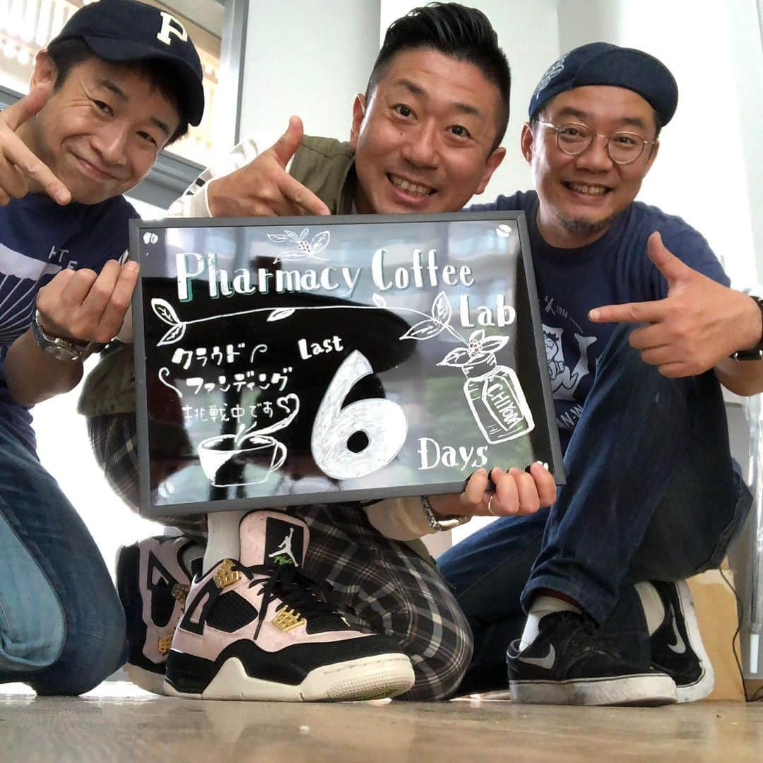 小林拓一郎さんのインスタグラム写真 - (小林拓一郎Instagram)「残り6日！  何故かキモ撮り風に笑  お店のA看板は、我らがクラフトマンに！  Craftsman-W、鰐部さん！  お店のロゴは、9lives design works のネコさん！  そう、いつもの『ポートランドリビング』仲間たち！  ベタベタしないズブズブな関係笑  でもナアナアでもない！（←ここ重要）  昨日、お店の電気も通り、夜の雰囲気も抜群に良くなりました。  皆さまからのご支援が、一つ一つ、形になっております！  @pharmacycoffeelab  こちらのプロフィール欄から、ご支援、お待ちしております！  #tdx #pharmacycoffeelab #ファーマシーコーヒーラボ #nagoyacafe #名古屋カフェ #portlandliving #ポートランドリビング #craftsmanw #9livesdesignworks #faavo #キモ撮り #kimodori」6月14日 10時15分 - kobataku33