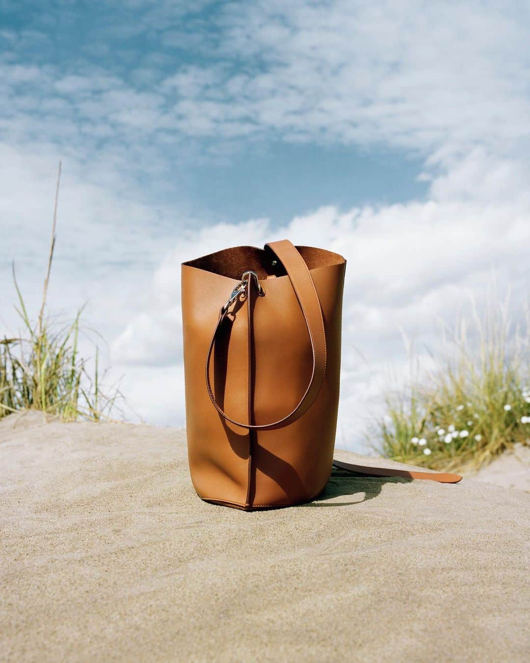 ランバンのインスタグラム：「THE HOOK — The #LanvinHook bag, a new classic piece, designed by @brunosialelli. Photography by @quentinsaunier  #LanvinFW19」