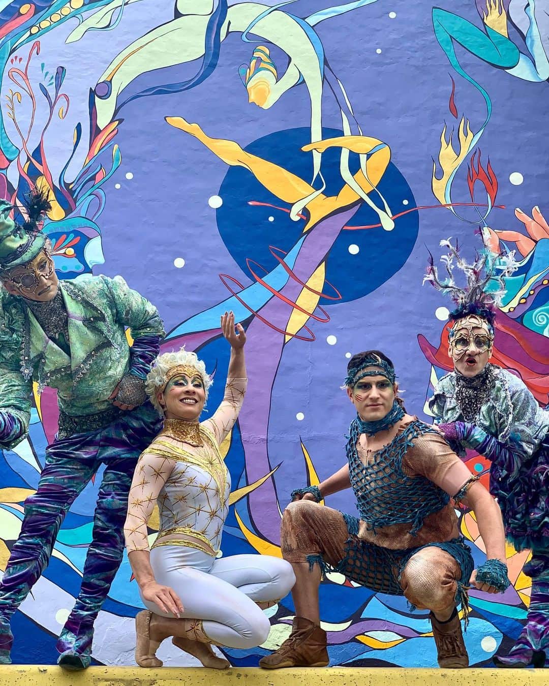 マリッサ・キングのインスタグラム：「Fun this morning celebrating the mural “Magical Feeling” paying tribute to Alegria in Montreal. It’s a permanent art piece painted by Julian Palma that you can admire on St-Christophe street in the Village, South of Ste-Catherine. I love Montreal for its artwork and it’s so nice that there’s a piece painted specially representing our amazing show. #Alegria #streetart #Montreal #cirquedusoleil」