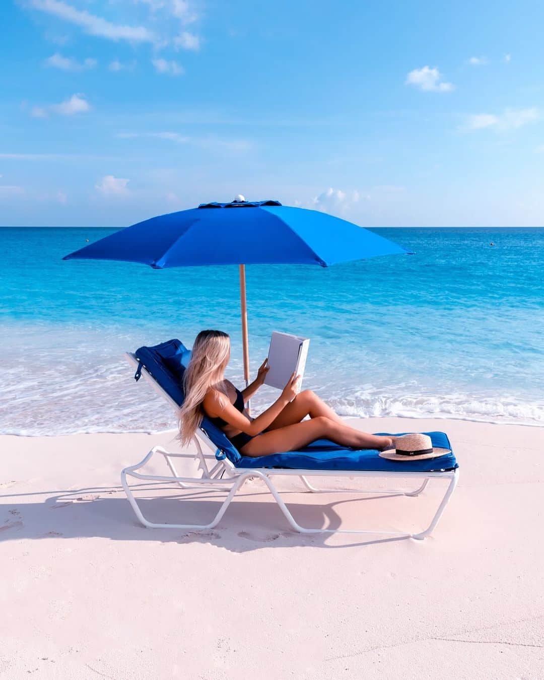 サシャ・カリスのインスタグラム：「Hmmm... what should I order to snack on? Hummus or guacamole? What would you choose? Soaking in the sun and sea at @fsoceanclub 💙💦」