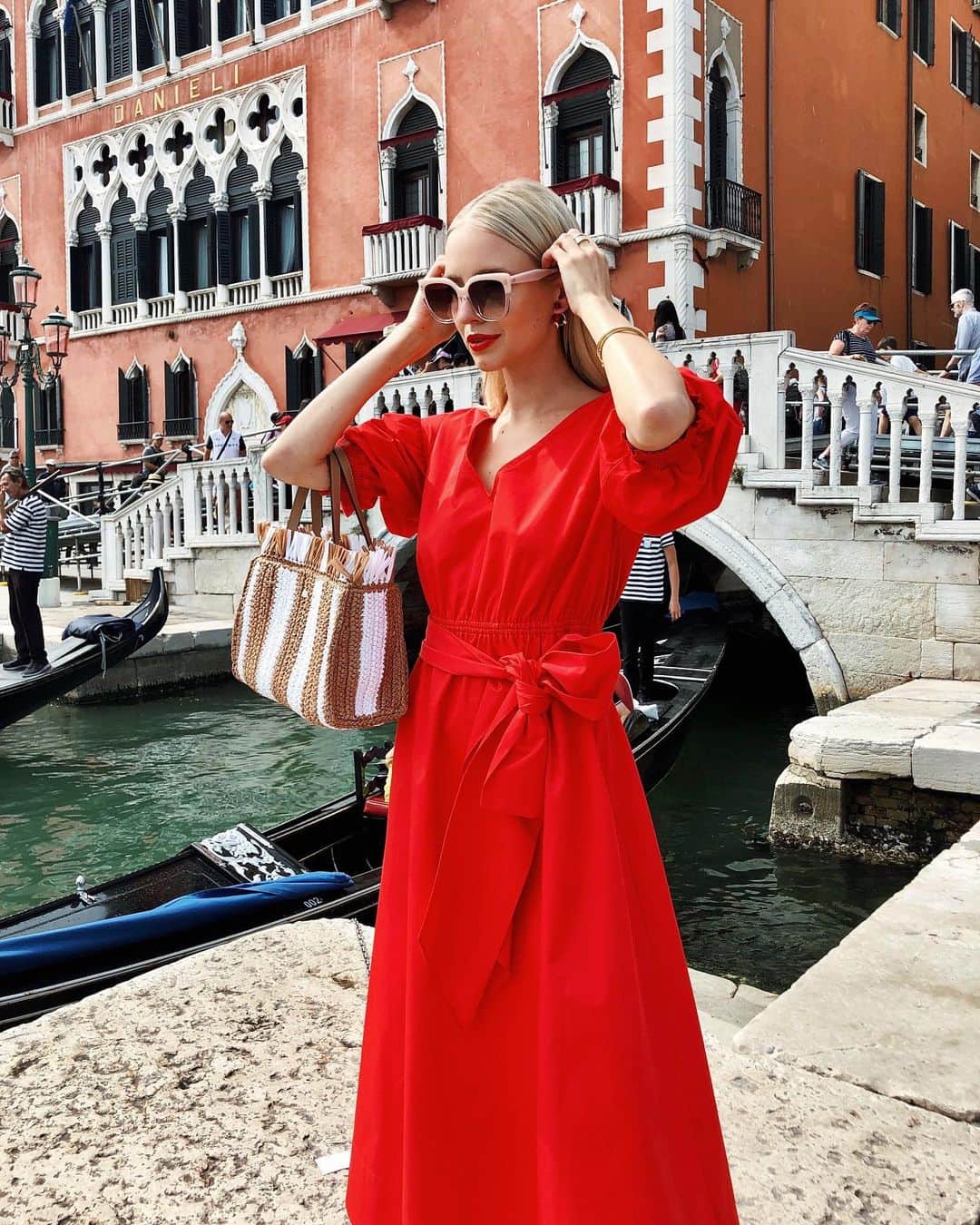 レオニー・ハンネさんのインスタグラム写真 - (レオニー・ハンネInstagram)「Favorite color for Venice @KateSpadeNY ❤ Anzeige/ad #LoveinSpades #KateSpade #KateSpadeNYeyewear?」6月14日 1時26分 - leoniehanne