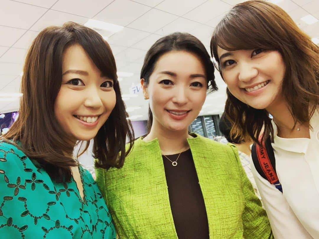 須黒清華のインスタグラム：「今日の気分はグリーン🍀でした〜‼︎ 今週もあと少し‼︎ 頑張りましょ〜‼︎ おやすみなさい〜🌙 #wbs #ワールドビジネスサテライト #大江麻理子 さん #北村まあさ ちゃん #須黒清華 衣装は#アナイ#anayi」