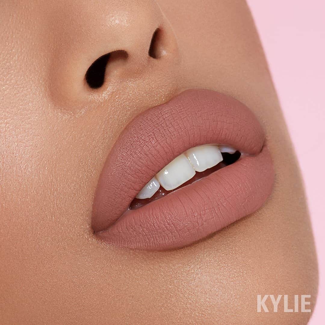 Kylie Cosmeticsさんのインスタグラム写真 - (Kylie CosmeticsInstagram)「Handbag Ho lip liner & Allergic to Bullsh*t matte lip by @khloekardashian launching TOMORROW! ✨ this is the perfect combo 🙌🏽」6月14日 1時27分 - kyliecosmetics