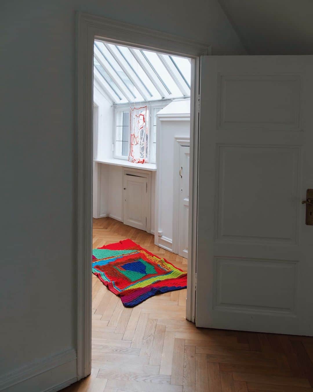 ELLE DKさんのインスタグラム写真 - (ELLE DKInstagram)「Uanset om du drømmer om et farverigt element til dit hjem, som skal supplere alle de andre eller et, som skal bryde med det minimalistiske look, skal du kigge mod Lulu Kaalund 🌈 Den 30-årige kunstner er egentlig uddannet kok, men på grund af en hjernerystelse begyndte hun at hækle - og heldigvis er hun ikke stoppet igen. ”Jeg hækler, fordi jeg godt kan lide at holde håndværket i live. Man kan strikke på en maskine, men man kan hun hækle i hånden”, fortæller kunstneren, der allerede har meterlange ventelister på sine værker. Det tager cirka 3 uger at skabe et fuldt værk, men heldigvis har Lulu Kaalund endelig fundet et job, som hun glæder sig til at stå op til hver dag. Alle værker laves på bestilling og skabes i et studie på Nørrebro i København ☀️#ELLEanbefaler #Lulukaalund Foto: @kavianborhani // Interview: @nikitahoffmann @lulukaalund2」6月14日 1時33分 - elledanmark
