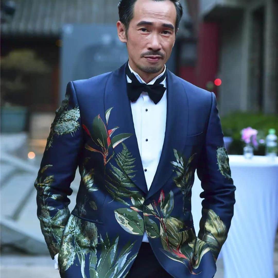 ギーブス&ホークスのインスタグラム：「Our seasonal cactus print evening jacket is hand cut to provide the best pattern matching throughout. Made from 100% silk woven in England, this limited edition jacket is sure to stand out at any formal occasion.」