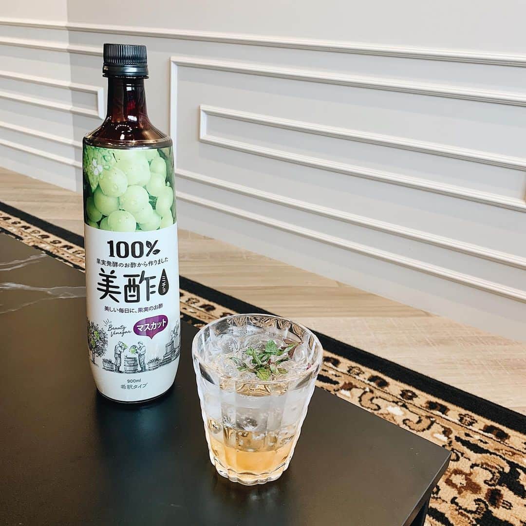 神尾美沙さんのインスタグラム写真 - (神尾美沙Instagram)「🍸﻿ お酢が大好きすぎて、美酢（ミチョ）にハマり中…♡﻿ ﻿ 水とか炭酸で割るだけでも良いんだけど、﻿ ちょっとアレンジしてミントを入れて爽やかにしてみた🌿﻿ マスカット味とも相性バッチリ🙆﻿ ﻿ ノンアルモヒート的な感じで、﻿ 簡単に気分がリフレッシュ〜✨﻿ 暑い日が続くと疲労が溜まっていくけど、﻿ お酢のお陰で元気が復活する！！﻿ ﻿ ビールで割っても良いみたいだから、﻿ 夜はアルコール入れて健康的な晩酌にもおすすめ♡﻿ ﻿ 美酢は無添加で100%果実発酵のお酢から作られてて、﻿ ビューティーケアが優しく出来るのが嬉しい…☺️﻿ アレンジレシピ、オススメがあれば教えてください！﻿ ﻿ ﻿ @micho.jp_official  #美酢#ミチョ#美酢マスカット#PR﻿ #モヒート#ノンアルモヒート#お酢#お酢レシピ﻿ #お酢ドリンク#美容#美容好き#美容マニア#美容ケア﻿ #インナービューティー#アレンジレシピ#ビューティービネガー#のんでミチョ」6月14日 1時47分 - kamiomisa